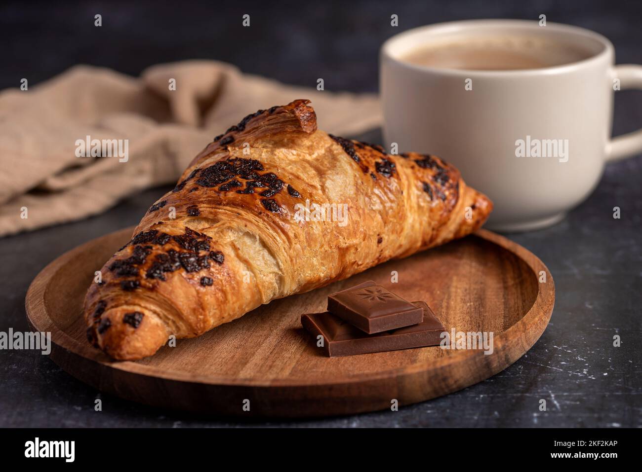 Fotografia macro-alimentare di croissant, cioccolato, caffè, latte, cappuccino, tazza, asciugamano Foto Stock