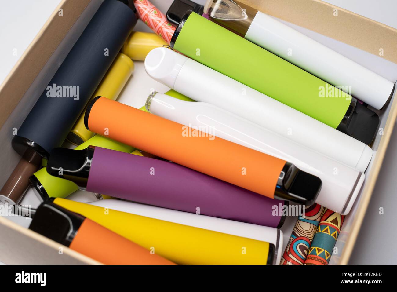 Varie sigarette elettroniche usa e getta. Concetto di moderna alternativa fumo, vaping e nicotina. Foto Stock