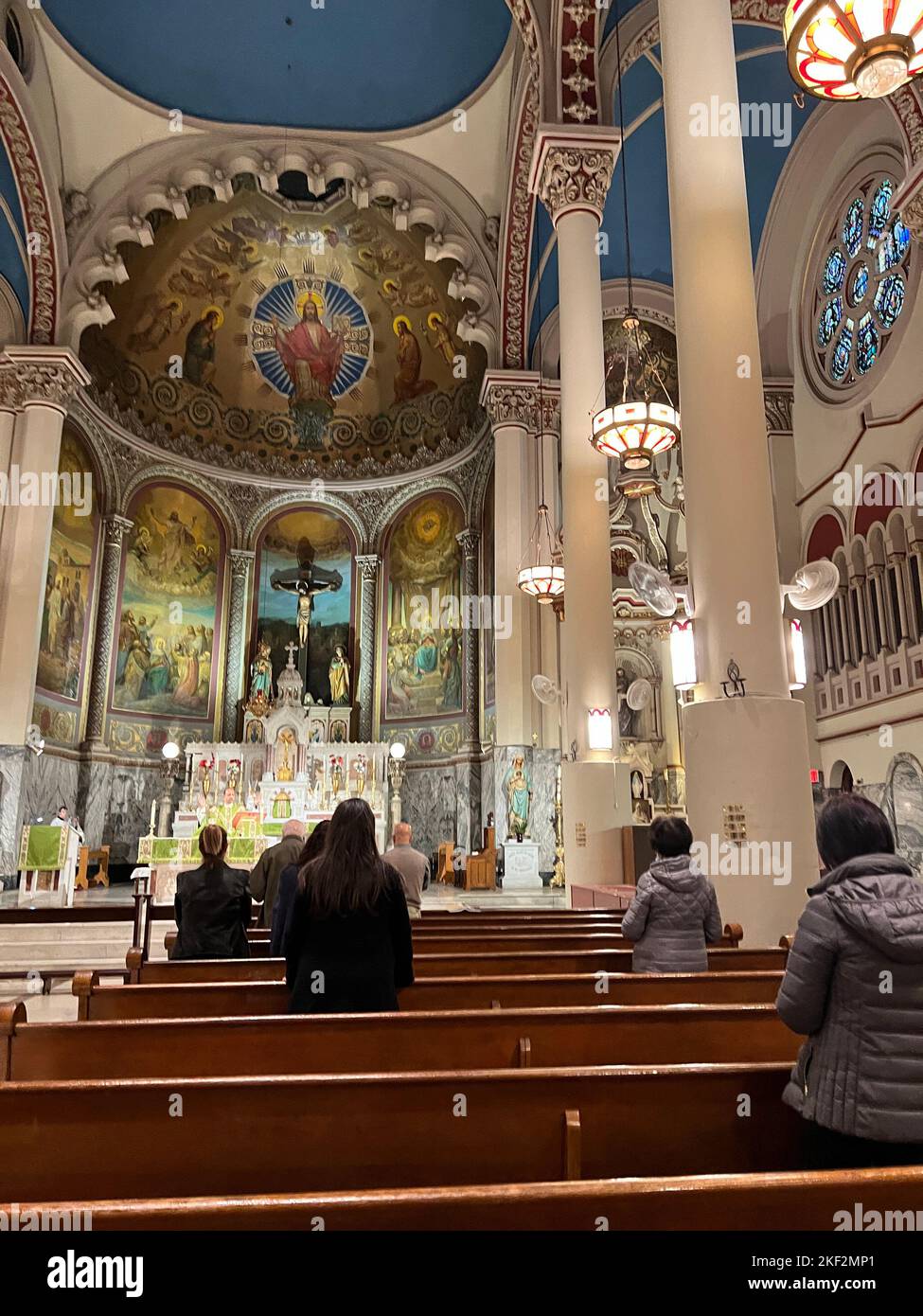 La Chiesa Cattolica Romana del Santissimo Redentore fu fondata nel 1844 dai Padri Redentoristi per servire il crescente numero di immigrati tedeschi che vivono nella città. Situato sulla East Third Street in un'area precedentemente conosciuta come Kleindeutschland ('piccola Germania'), l'attuale edificio della chiesa simile a una cattedrale fu costruito nel 1851-52 su disegno di un Sig. Walsh, e dedicato il 28 novembre 1852. Foto Stock