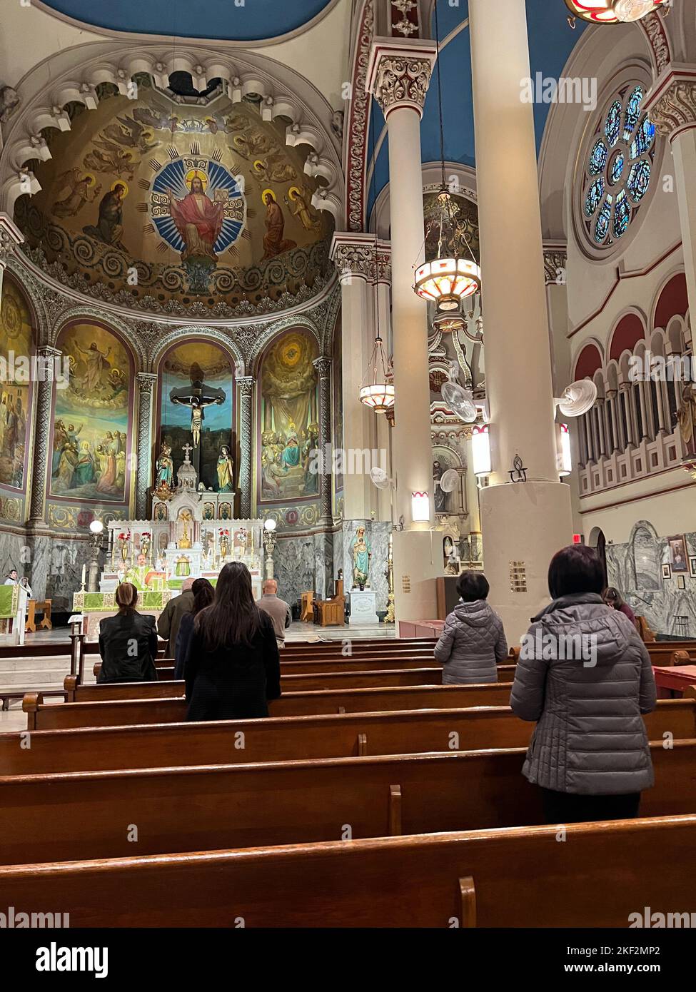 La Chiesa Cattolica Romana del Santissimo Redentore fu fondata nel 1844 dai Padri Redentoristi per servire il crescente numero di immigrati tedeschi che vivono nella città. Situato sulla East Third Street in un'area precedentemente conosciuta come Kleindeutschland ('piccola Germania'), l'attuale edificio della chiesa simile a una cattedrale fu costruito nel 1851-52 su disegno di un Sig. Walsh, e dedicato il 28 novembre 1852. Foto Stock