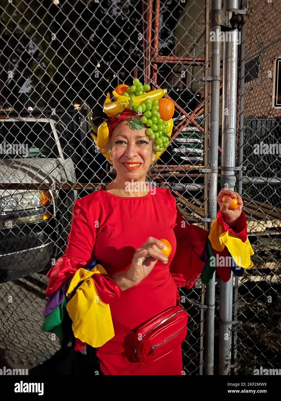 Donna vestita in stile Chiquita Banana per strada a Brooklyn, New York. Foto Stock