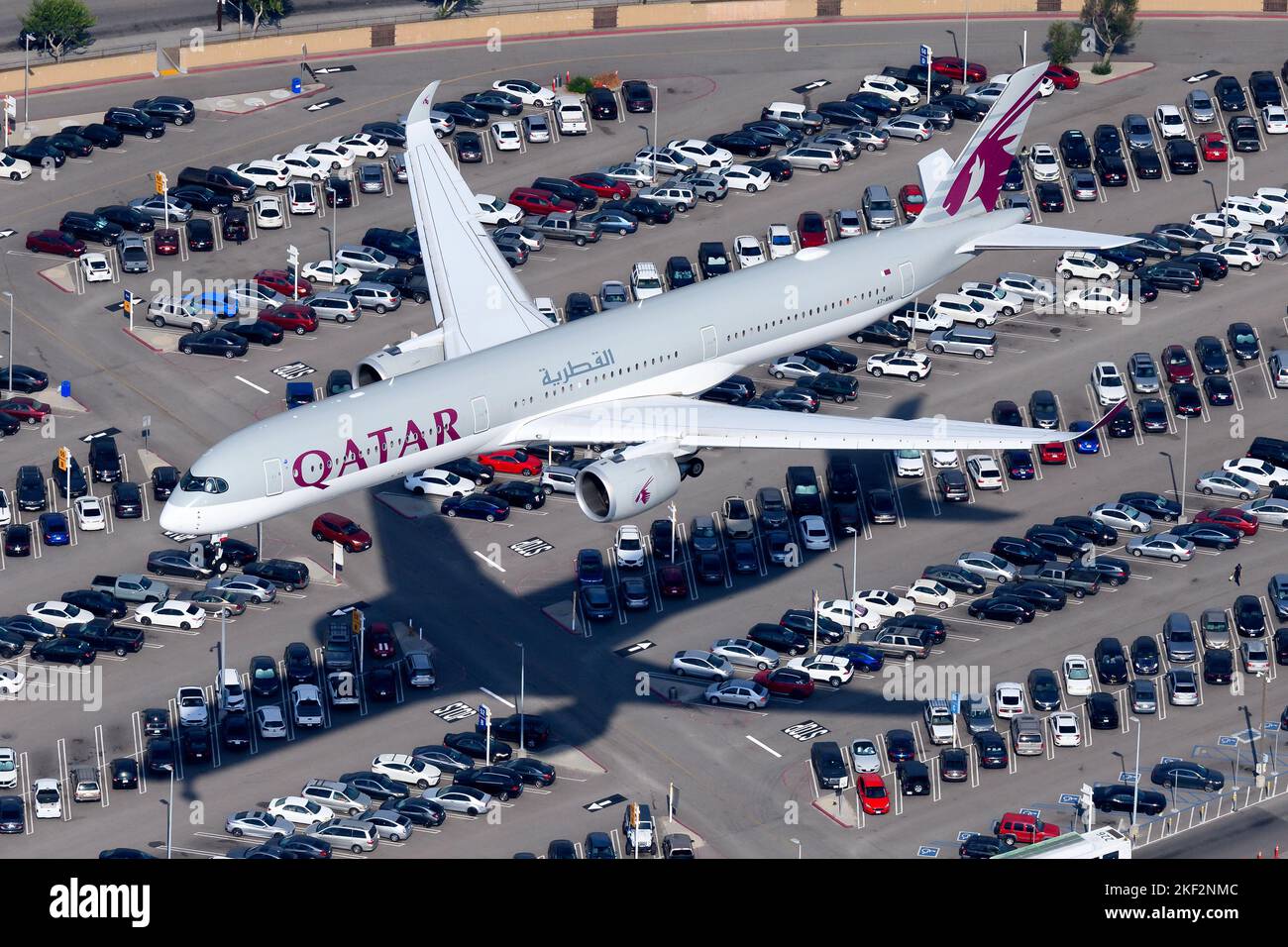 Aereo Qatar Airways Airbus A350 in volo. Aeromobile A350-1000 modello della compagnia aerea QatarAirways A7-ANK. Aereo del Qatar dall'alto. Foto Stock