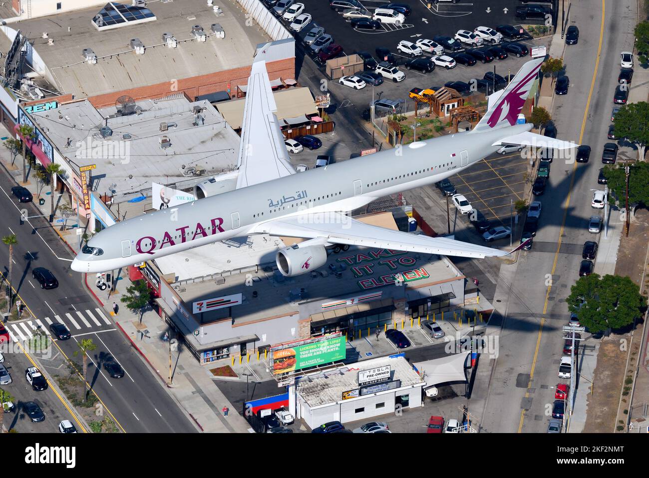 Aereo Qatar Airways Airbus A350 in volo. Aereo modello A350-1000 della compagnia aerea QatarAirways A7-ANK. Aereo del Qatar dall'alto. Foto Stock