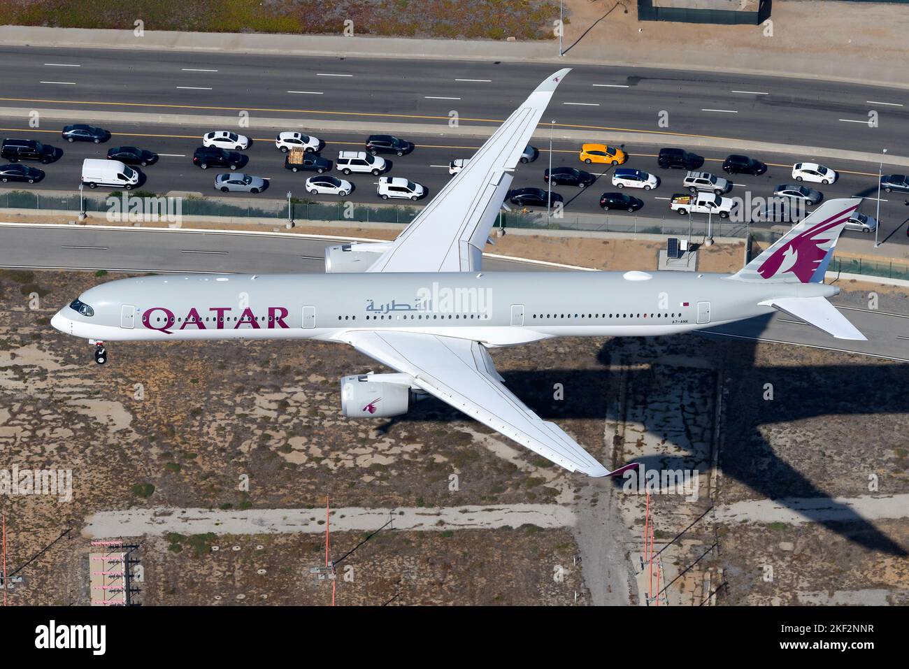 Qatar Airways Airbus A350 atterraggio. Aereo A350-1000 modello della compagnia aerea QatarAirways A7-ANK aereo A350-1041. Foto Stock
