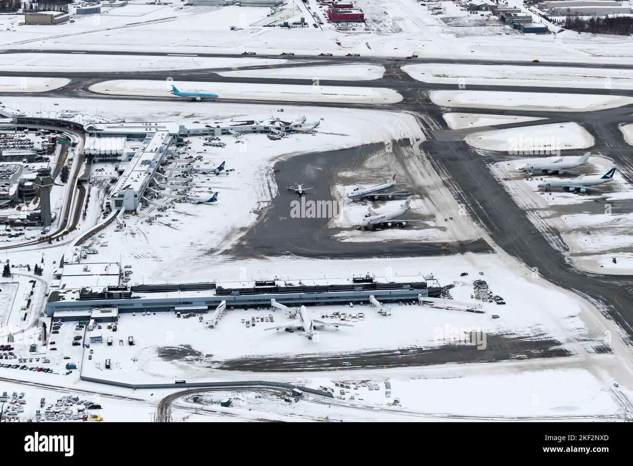Panoramica del terminal passeggeri dell'aeroporto di Anchorage Ted Stevens dopo una caduta di neve. Operazioni invernali all'aeroporto presso il centro merci di Anchorage. Foto Stock