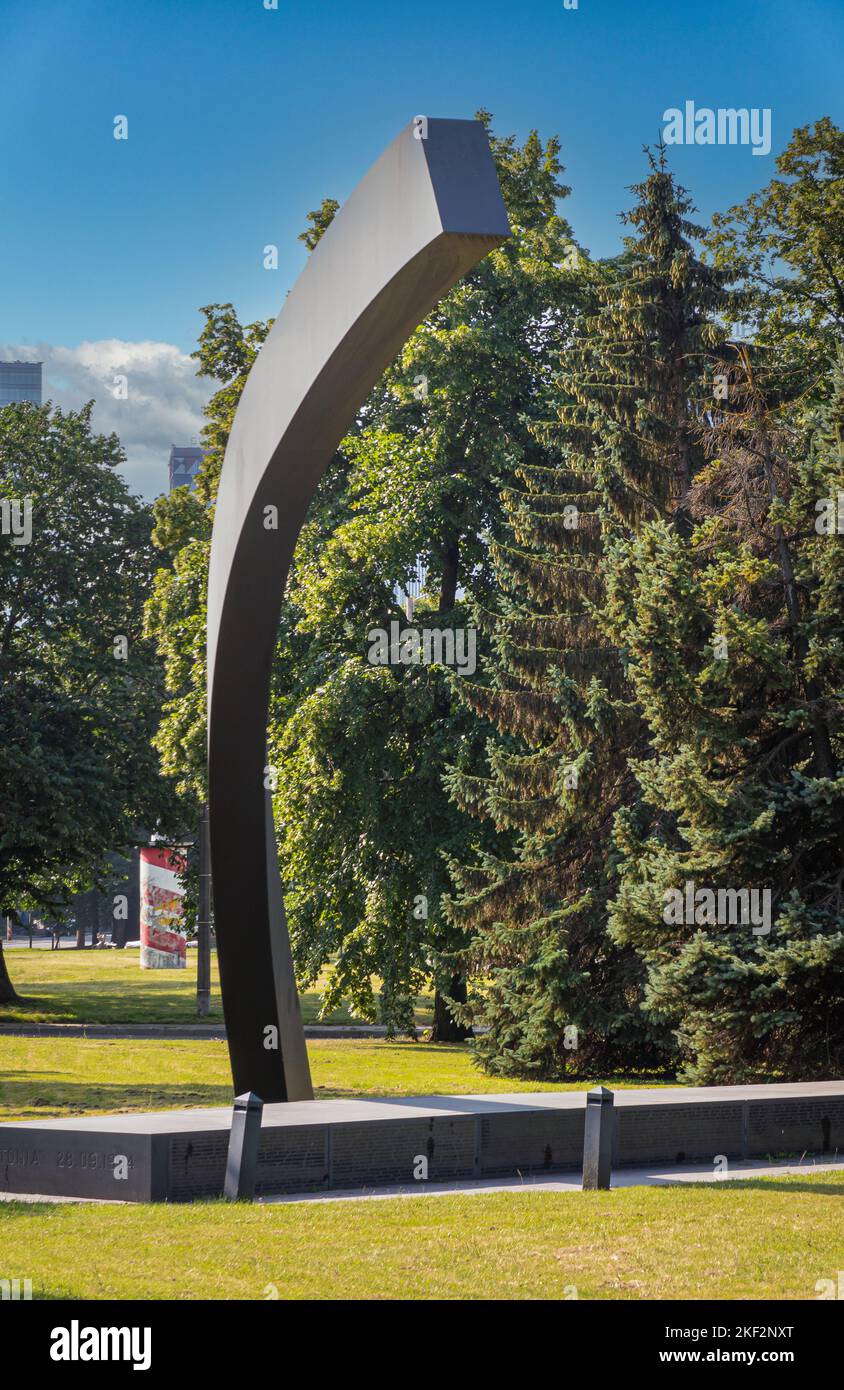 Estonia, Tallinn - 21 luglio 2022: Primo piano del Monumento della linea rotta, monumento commemorativo del disastro della nave da traghetto del 1994, nel parco verde di Margaret sotto bl Foto Stock