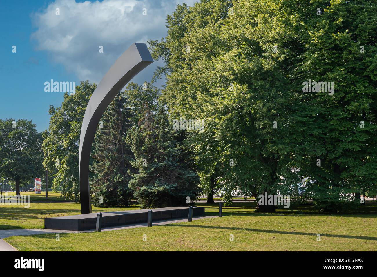 Estonia, Tallinn - 21 luglio 2022: Landscapem The Broken Line Monument, monumento commemorativo del disastro della nave da traghetto del 1994, nel parco verde di Margaret sotto bl Foto Stock