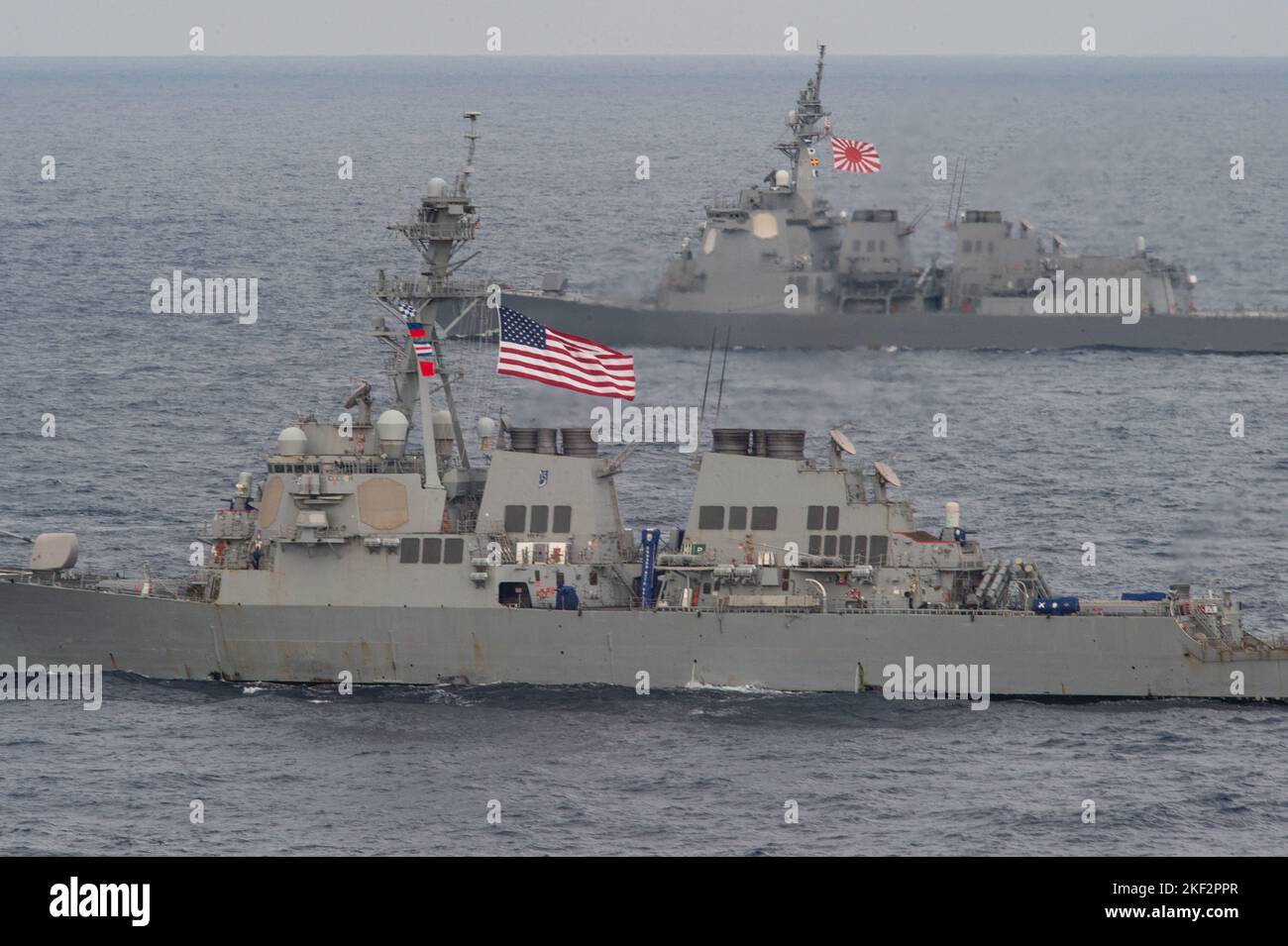 221114-N-PS962-1518 MARE DELLE FILIPPINE (NOV. 14, 2022) il cacciatorpediniere-missile guidato, USS Benfold (DDG 65), si forma con il cacciatorpediniere-missile guidato della Japan Maritime Self-Defense Force, JS Ashigara (DDG 178), durante l'esercizio Keen Sword 23, nel Mare delle Filippine, novembre 14. Keen Sword è un esercizio biennale, congiunto e bilaterale di formazione sul campo che coinvolge i militari statunitensi e il personale della forza di autodifesa giapponese, progettato per aumentare la prontezza e l'interoperabilità rafforzando al contempo l'alleanza Giappone-Stati Uniti. USS Ronald Reagan (CVN 76), il fiore all'occhiello del Carrier Strike Group 5, fornisce una comunicazione Foto Stock