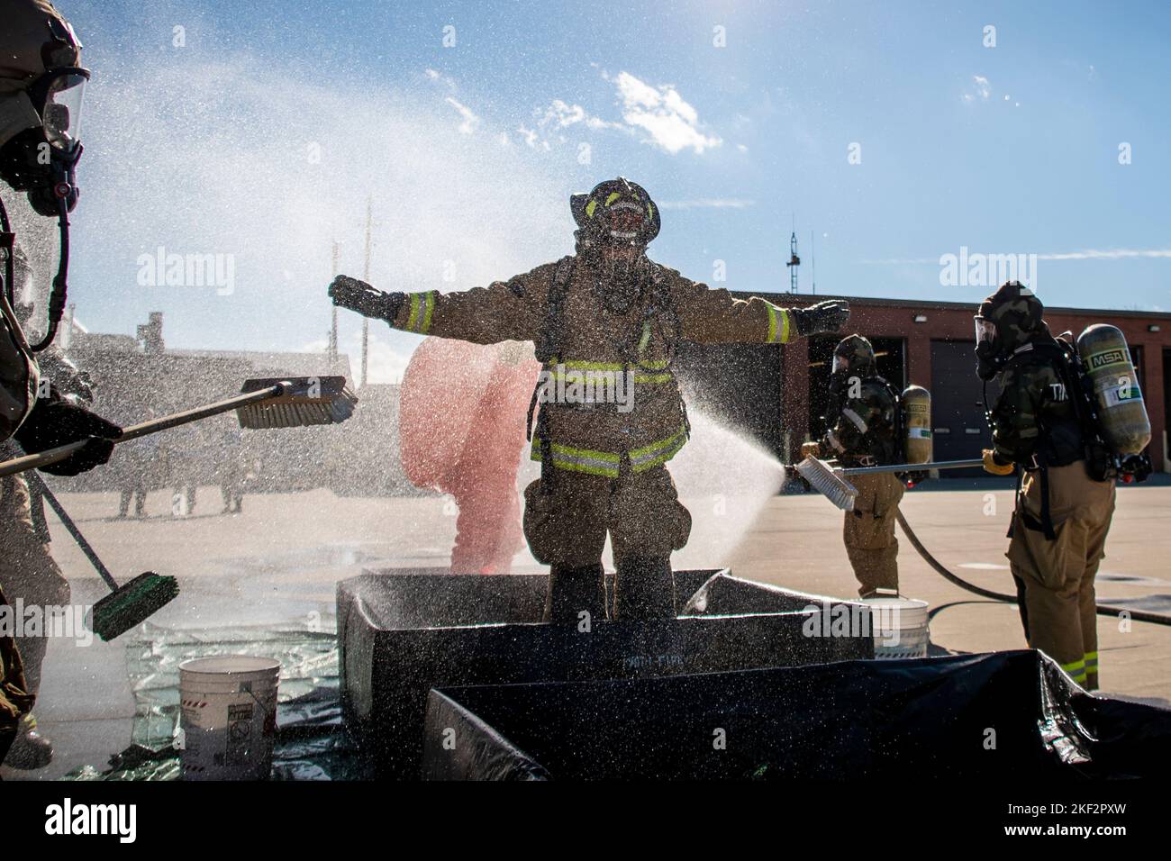 Gli airmen dell'ala di sollevamento di 179th dello squadrone civile di ingegneria conducono un'esercitazione di CBRNE all'ala di sollevamento di 179th, Mansfield, Ohio, 6th novembre 2022. Durante l'esercizio, i membri hanno praticato scenari reali per aumentare la loro disponibilità. (US. Air National Guard foto di staff Sgt. Alexis Wade) Foto Stock