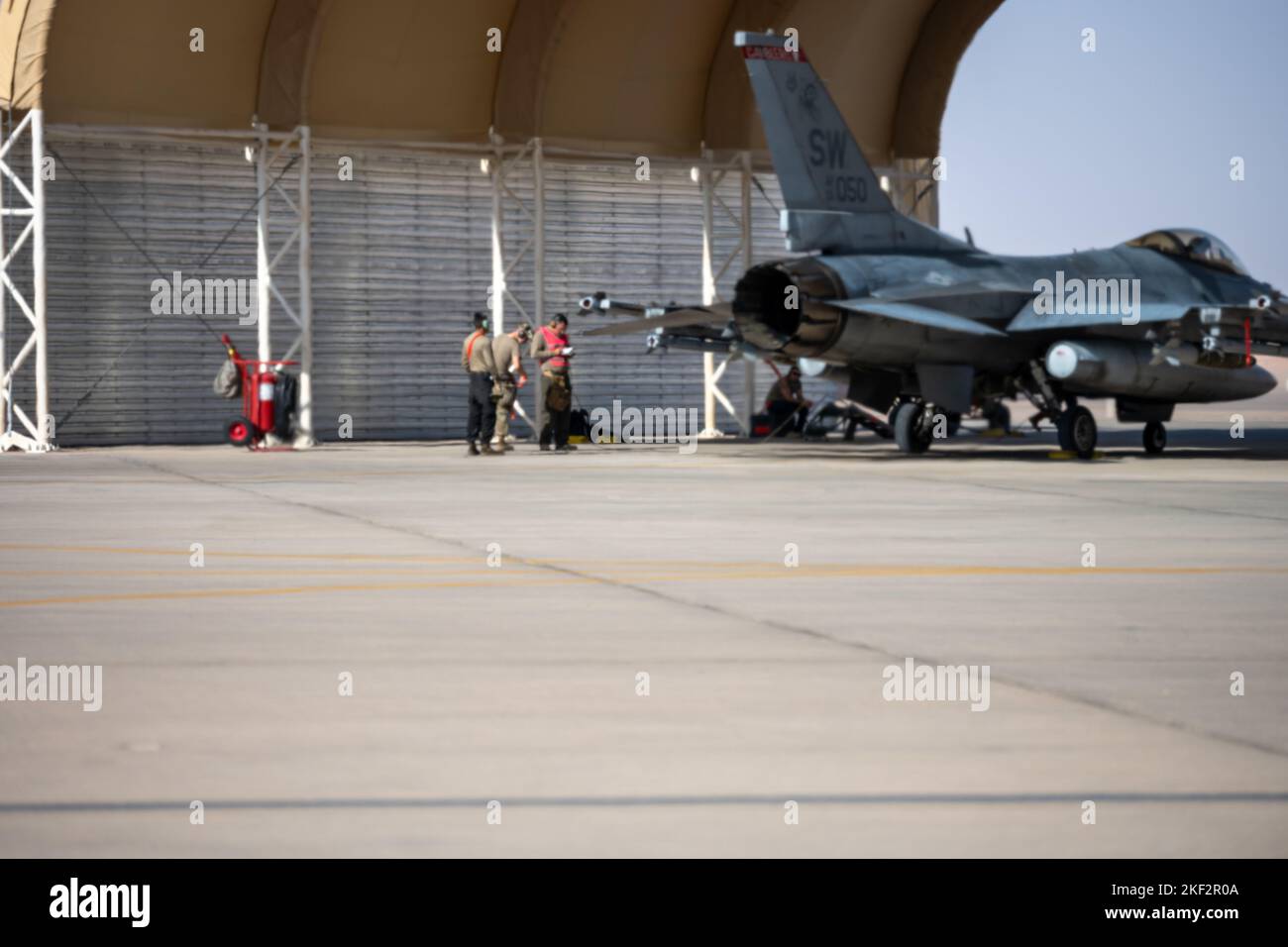 Un gruppo di manutentori di aeromobili assegnati al 77th Expeditionary Fighter Generation Squadron, si preparano a recuperare un F-16 Fighting Falcon a seguito di una sortie lanciata dalla base aerea del Principe Sultano, Regno dell'Arabia Saudita il 14 novembre 2022. Il 77th EFGS è responsabile del lancio, del recupero e della manutenzione generale di ogni F-16 Fighting Falcon Aircraft, mentre è assegnato al PSAB. (STATI UNITI Air Force foto di staff Sgt. Shannon Bowman) Foto Stock