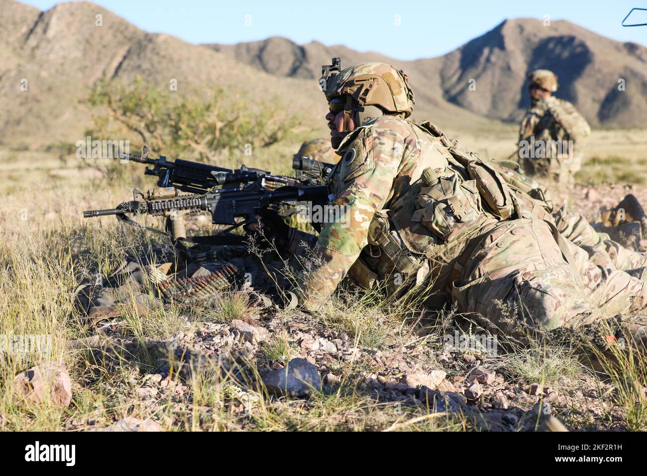 Un soldato dell'esercito degli Stati Uniti assegnato a 1st battaglione, 125th reggimento di fanteria, 37th squadra di combattimento della Brigata di fanteria, scansiona i nemici durante un esercizio di addestramento dal vivo vicino a Fort Bliss, Texas, 31 ottobre 2022. I soldati degli anni '1-125 HANNO condotto intense ed estese manovre di squadra durante l'esercizio, utilizzando munizioni dal vivo per simulare un ambiente di combattimento reale, affinando la loro interoperabilità e letalità. (STATI UNITI Foto della Guardia Nazionale militare di staff Sgt. Scott Fletcher) Foto Stock