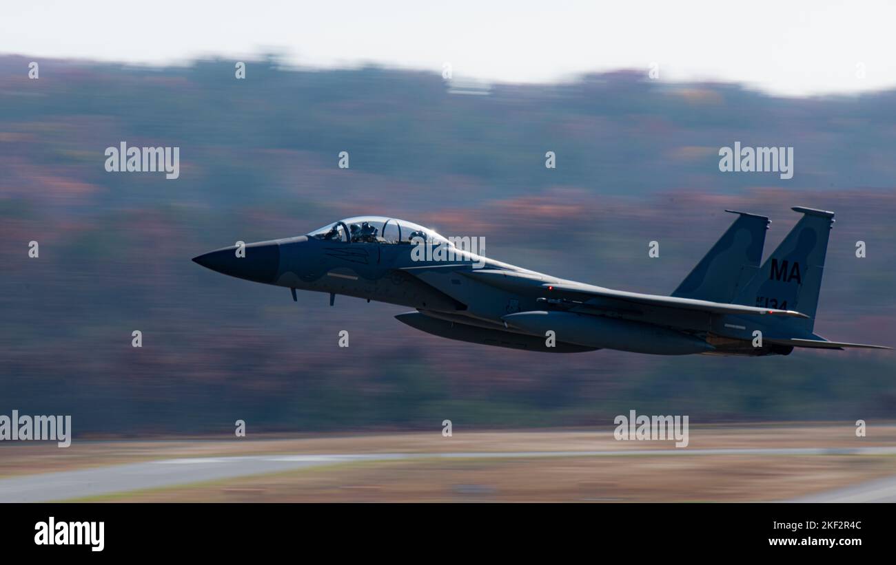 F-15C Eagles decollo come parte di un esercizio di formazione 4 novembre 2022, presso la Barnes Air National Guard base, Massachusetts. La 104th Fighter Wing è addestrata a fornire un allarme di controllo aerospaziale 24 ore su 24, fornendo i combattenti armati F-15 pronti a rimescolarsi in un attimo per proteggere il nord-est degli Stati Uniti da qualsiasi minaccia aerea. (STATI UNITI Air National Guard foto di Randy Burlingame) Foto Stock