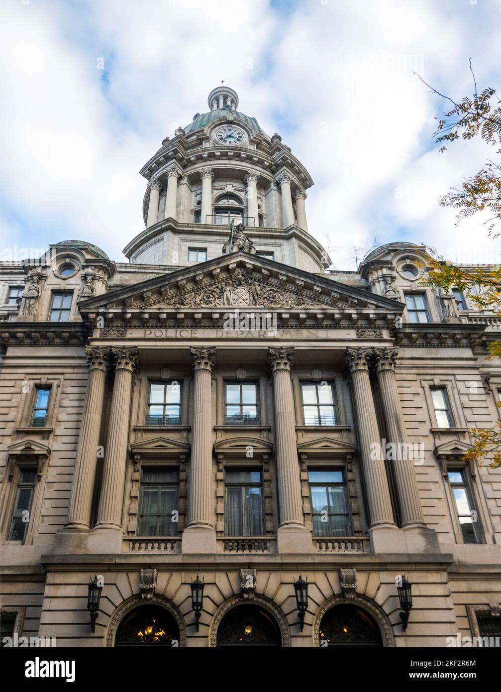 Vecchio edificio del quartier generale della polizia ispirato a un municipio di Parigi nel quartiere di Little Paris a Manhattan, New York Foto Stock