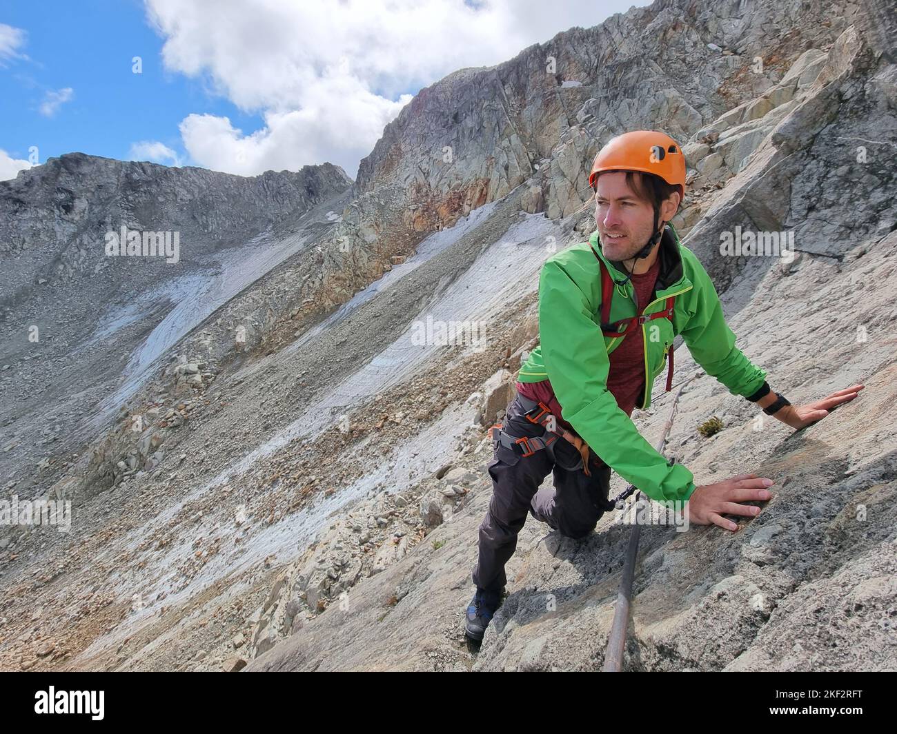Via Ferrata montagna escursione uomo arrampicatore arrampicata su roccia ripida a Whistler, BC, Canada destinazione di viaggio. Avventura estiva Foto Stock