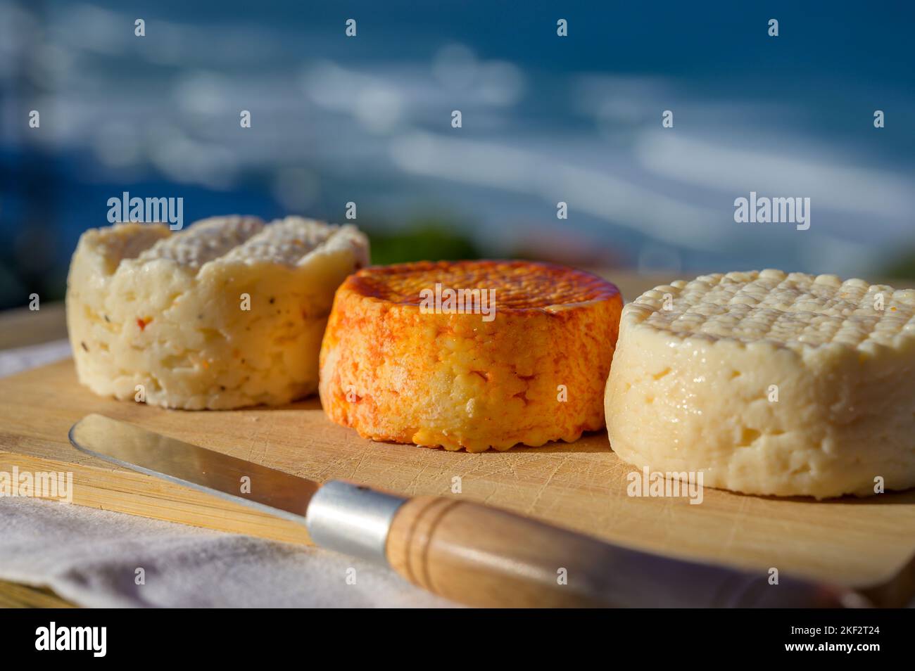 Varietà di capra, pecora, formaggi di mucca fatti con paprika, erbe in Portogallo servita all'aperto Foto Stock