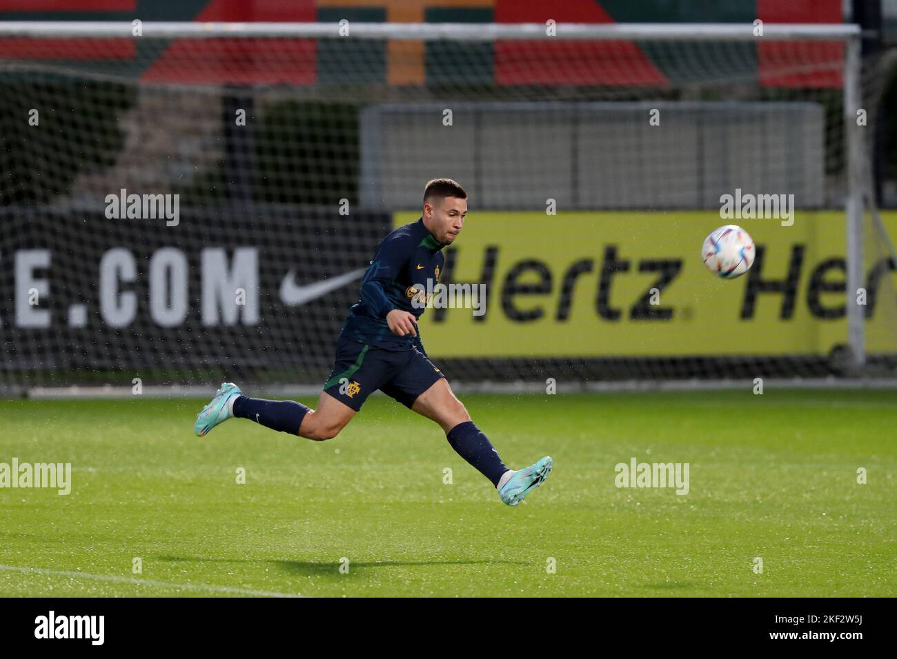 Oeiras. 14th Nov 2022. Raphael Guerreiro in Portogallo partecipa a una sessione di allenamento a Oeiras, Portogallo, il 14 novembre 2022, in vista della Coppa del mondo Qatar 2022. Credit: Pedro Fiuza/Xinhua/Alamy Live News Foto Stock