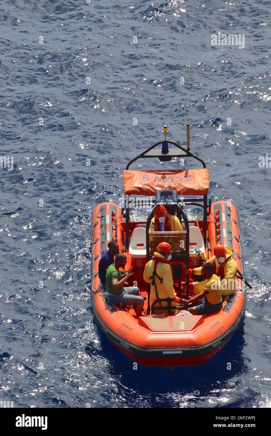 La rapida risposta DI Aurora RIB salva gli ultimi migranti rimasti dalla loro imbarcazione in partenza nel mezzo del Mar Mediterraneo sotto un calore di 30 gradi. Foto Stock