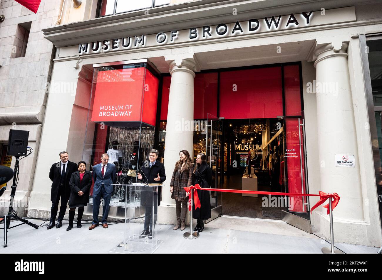 New York, Stati Uniti. 15th Nov 2022. Brad Hoylman, senatore dello stato di New York, parla alla cerimonia del taglio del nastro per l'apertura del Museo di Broadway a New York City. Credit: SOPA Images Limited/Alamy Live News Foto Stock