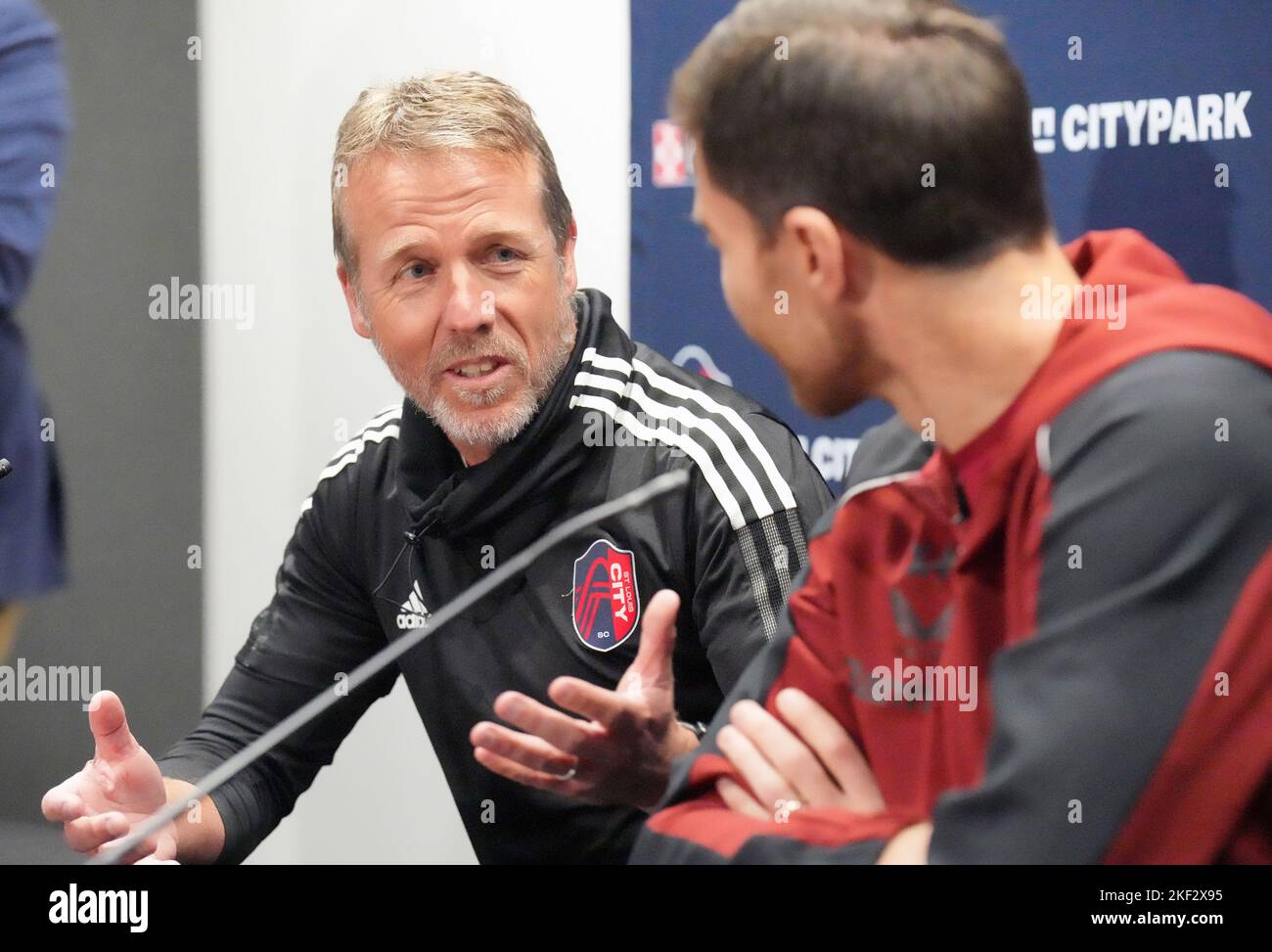 St. Louis, Stati Uniti. 15th Nov 2022. Louis City SC Coach John Hackworth parla con il Leverkusen Coach Xabi Alonso della prima partita di calcio nel nuovo Citypark Stadium di St. Louis martedì 15 novembre 2022. St. Louis CITY SC presenterà in anteprima lo stadio più nuovo della Major League Soccer, Citypark, ospitando uno dei migliori club europei, Bayer 04 Leverkusen, per un amico internazionale tra CITY SC e Bayer 04 il 16 novembre 2022. Foto di Bill Greenblatt/UPI Credit: UPI/Alamy Live News Foto Stock