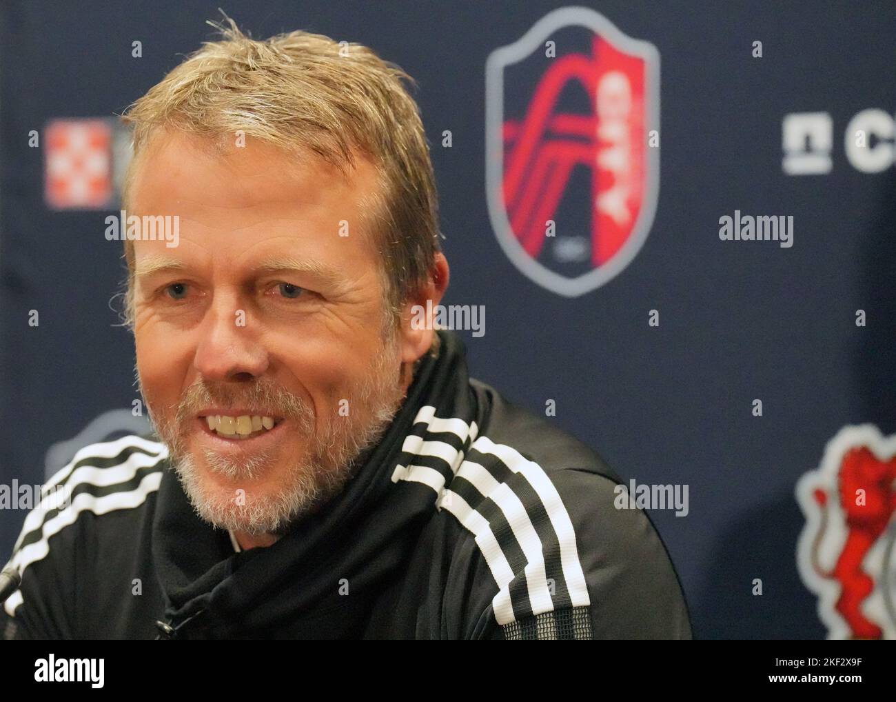 St. Louis, Stati Uniti. 15th Nov 2022. L'allenatore del St. Louis City SC John Hackworth parla ai giornalisti della prima partita di calcio per la squadra nel nuovo Citypark Stadium di St. Louis martedì 15 novembre 2022. St. Louis CITY SC presenterà in anteprima lo stadio più nuovo della Major League Soccer, Citypark, ospitando uno dei migliori club europei, Bayer 04 Leverkusen, per un amico internazionale tra CITY SC e Bayer 04 il 16 novembre 2022. Foto di Bill Greenblatt/UPI Credit: UPI/Alamy Live News Foto Stock