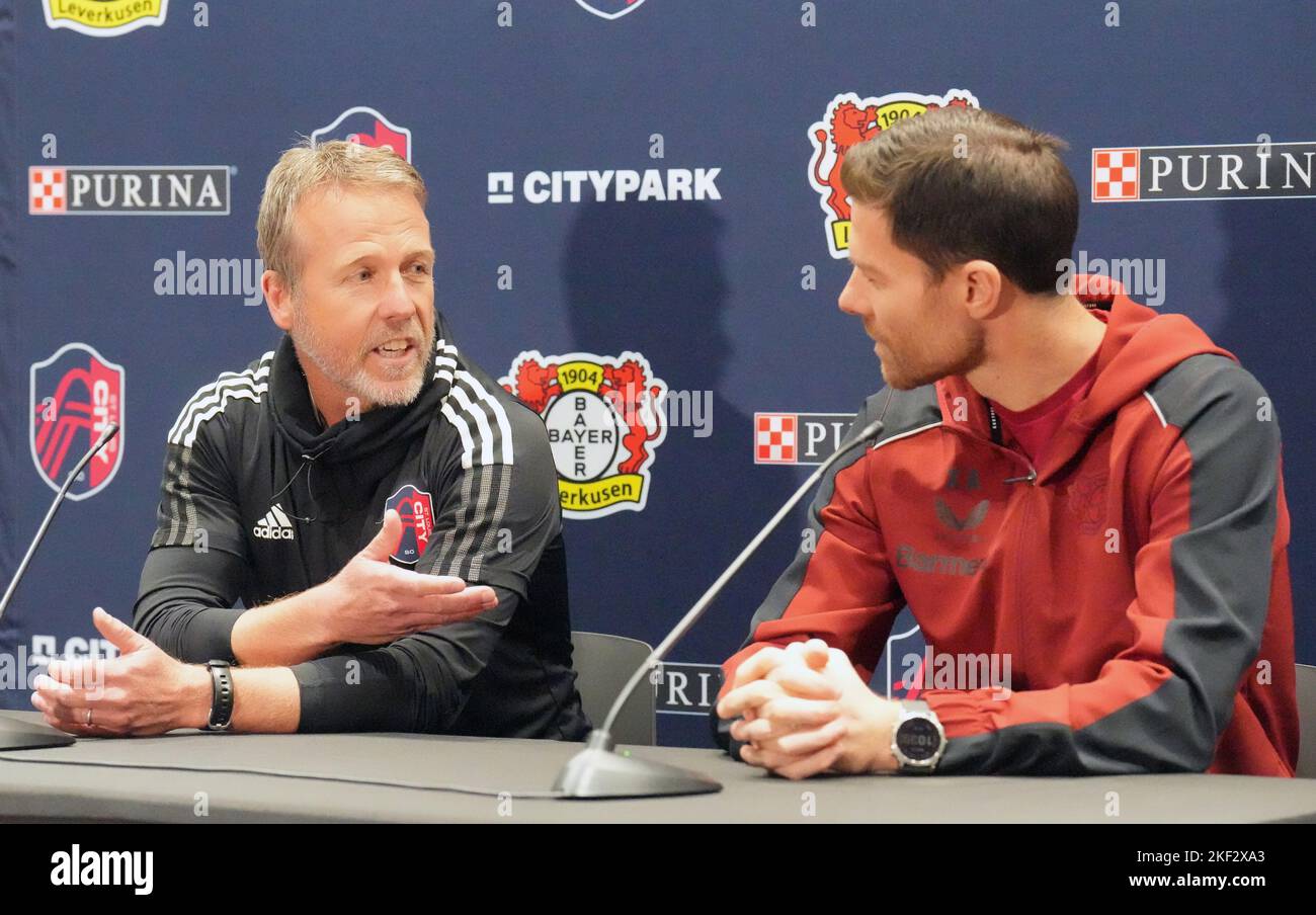 St. Louis, Stati Uniti. 15th Nov 2022. St. Louis City SC coach John Hackworth .(L) parla con il Leverkusen coach Xabi Alonso della prima partita di calcio nel nuovo Citypark Stadium di St. Louis martedì 15 novembre 2022. St. Louis CITY SC presenterà in anteprima lo stadio più nuovo della Major League Soccer, Citypark, ospitando uno dei migliori club europei, Bayer 04 Leverkusen, per un amico internazionale tra CITY SC e Bayer 04 il 16 novembre 2022. Foto di Bill Greenblatt/UPI Credit: UPI/Alamy Live News Foto Stock