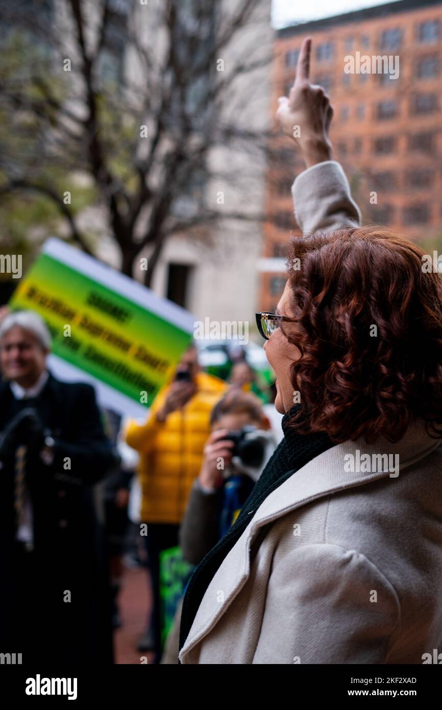 Washington, Stati Uniti. 15th Nov 2022. Un membro dell'organo legislativo brasiliano parla con una folla di fronte alla sede dell'Organizzazione degli Stati americani. I dimostranti protestano contro i risultati delle recenti elezioni presidenziali brasiliane. I dimostranti si sono riuniti di fronte all'edificio dell'Organizzazione degli Stati americani a Foggy Bottom, Washington, DC per protestare contro ciò che ritengono sia stato un'elezione rubata. La perdita del presidente Jair Bolsonaro è stata accolta con proteste globali a suo sostegno. Credit: SOPA Images Limited/Alamy Live News Foto Stock