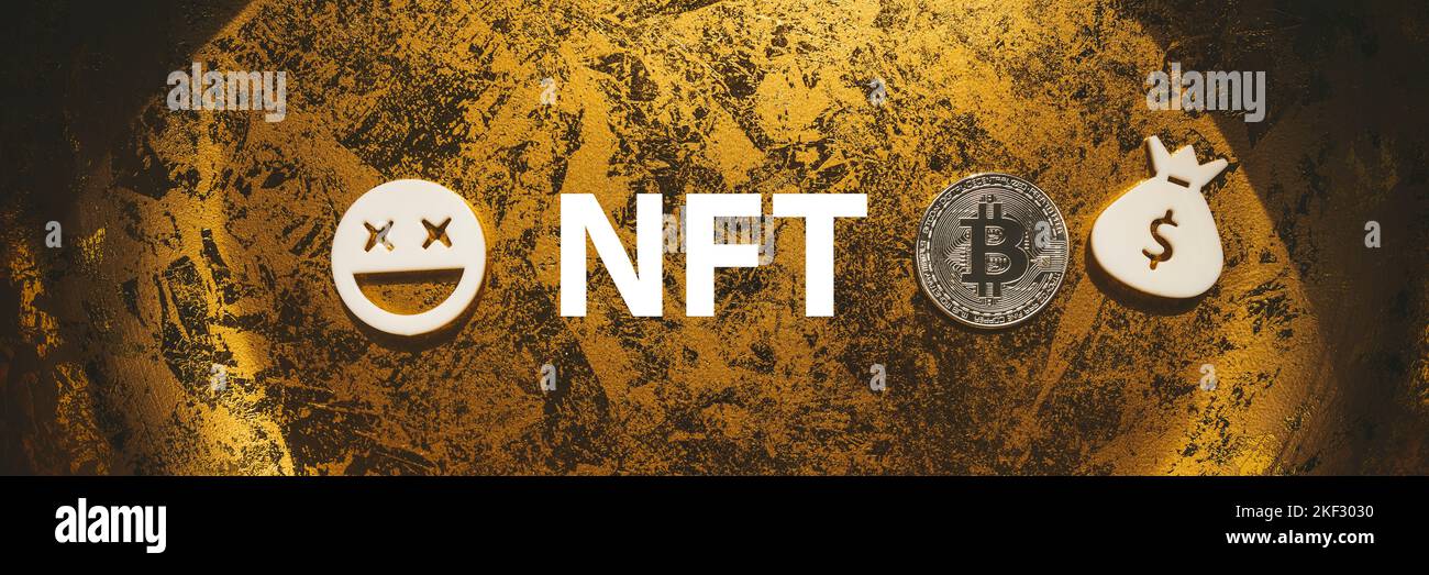 NFT banner d'arte digitale con sfondo dorato con criptovaluta ed emoticon panoramici Foto Stock