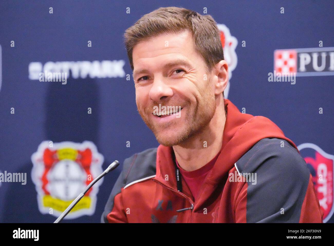 St. Louis, Stati Uniti. 15th Nov 2022. Leverkusen allenatore Xabi Alonso parla di giocare a St. Louis CITY SC nel nuovo Citypark Stadium di St. Louis durante una conferenza stampa di martedì 15 novembre 2022. St. Louis CITY SC presenterà in anteprima lo stadio più nuovo della Major League Soccer, Citypark, ospitando uno dei migliori club europei, Bayer 04 Leverkusen, per un amico internazionale tra CITY SC e Bayer 04 il 16 novembre 2022. Foto di Bill Greenblatt/UPI Credit: UPI/Alamy Live News Foto Stock