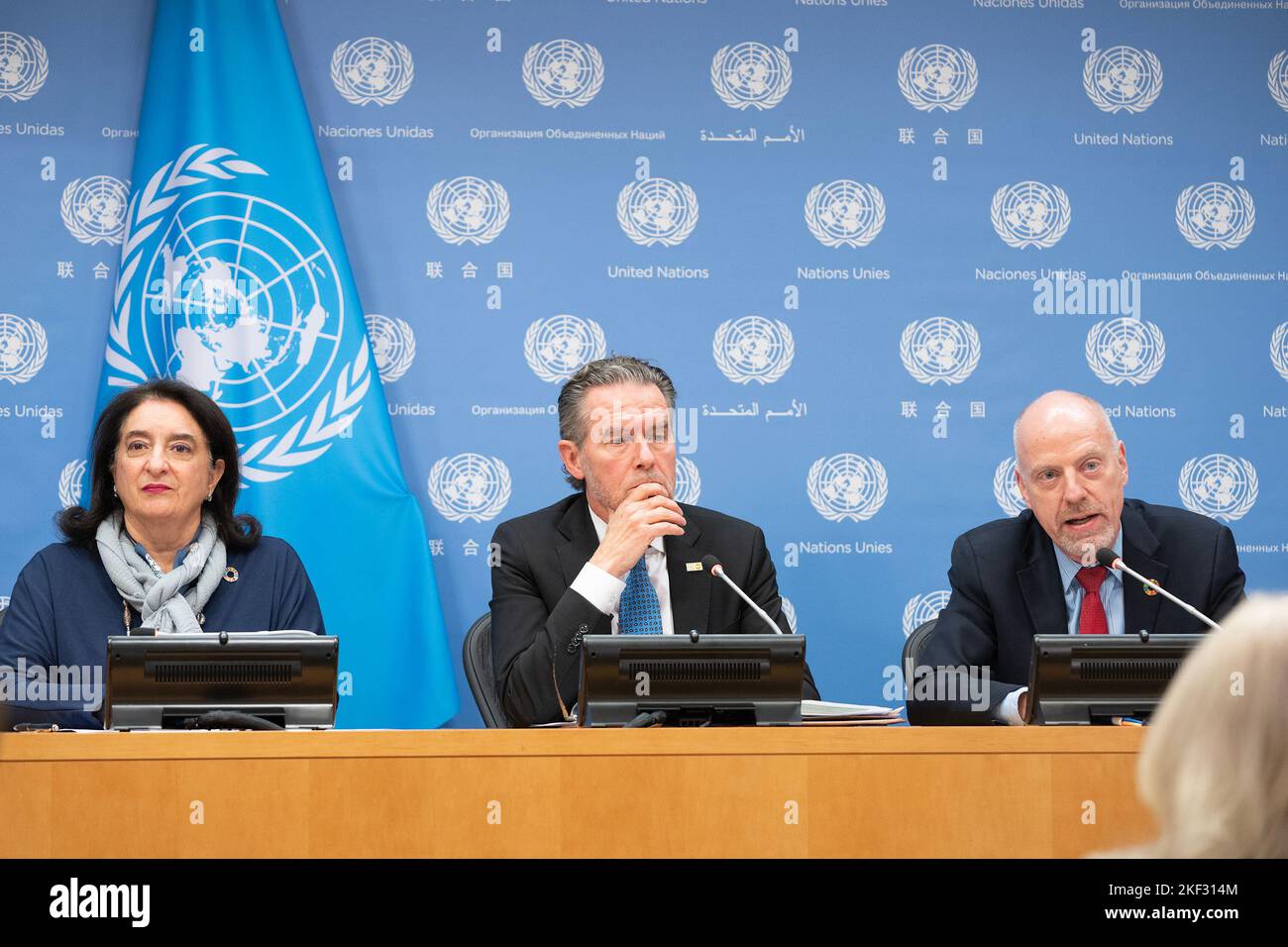 Maria-Francesca Spatolisano, Ib Petersen, John Wilmoth conducono una conferenza stampa il giorno di 8 miliardi di dollari presso la sede delle Nazioni Unite. Il 15 novembre 2022 le Nazioni Unite hanno dichiarato ufficialmente che il mondo ha raggiunto i 8 miliardi di abitanti. I funzionari delle Nazioni Unite hanno dichiarato che la rapida crescita della popolazione umana è una testimonianza dei risultati conseguiti nel campo della sanità pubblica e della medicina. Allo stesso tempo, la crescita della popolazione mondiale sta rallentando, soprattutto nei paesi sviluppati, e si concentra soprattutto nei paesi più poveri. (Foto di Lev Radin/Pacific Press) Foto Stock