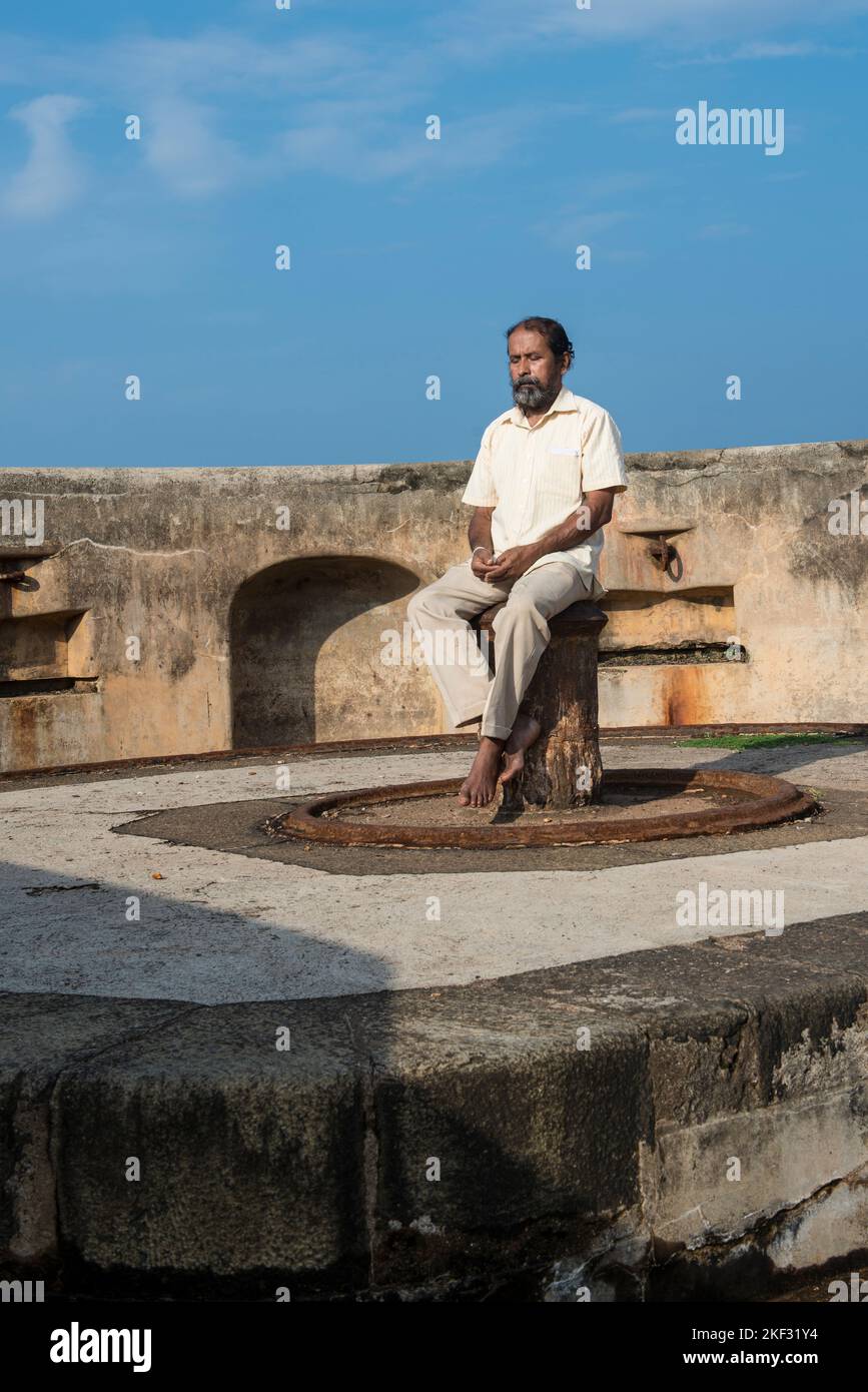 Meditare l'uomo, Galle Fort, Sri Lanka Foto Stock