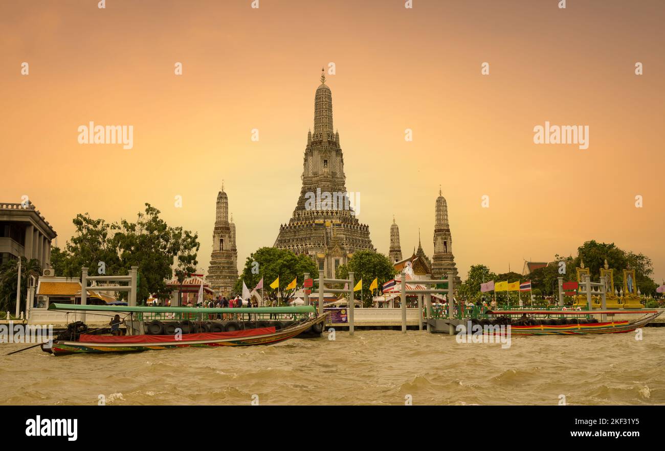 Bangkok, Thailandia. 4 novembre 2022; Vista del Tempio di Wat Arun dal tour in barca. Wat Arun è un tempio buddista nel quartiere Yai di Bangkok. Foto Stock
