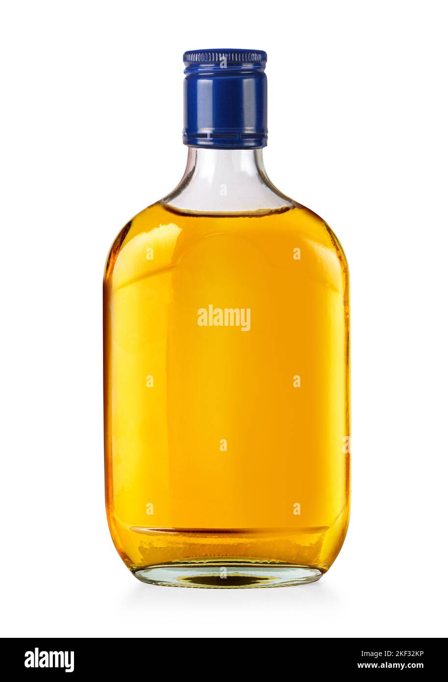 piccola bottiglia piatta di whiskey isolata su bianco con percorso di ritaglio Foto Stock