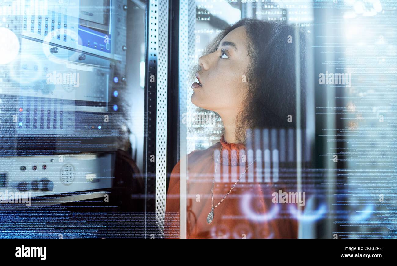 Tecnologia, tecnologia dell'informazione e donna nera controllano il server per gli errori, la connessione internet e la rete. Futuro, sicurezza informatica e tecnici IT Foto Stock