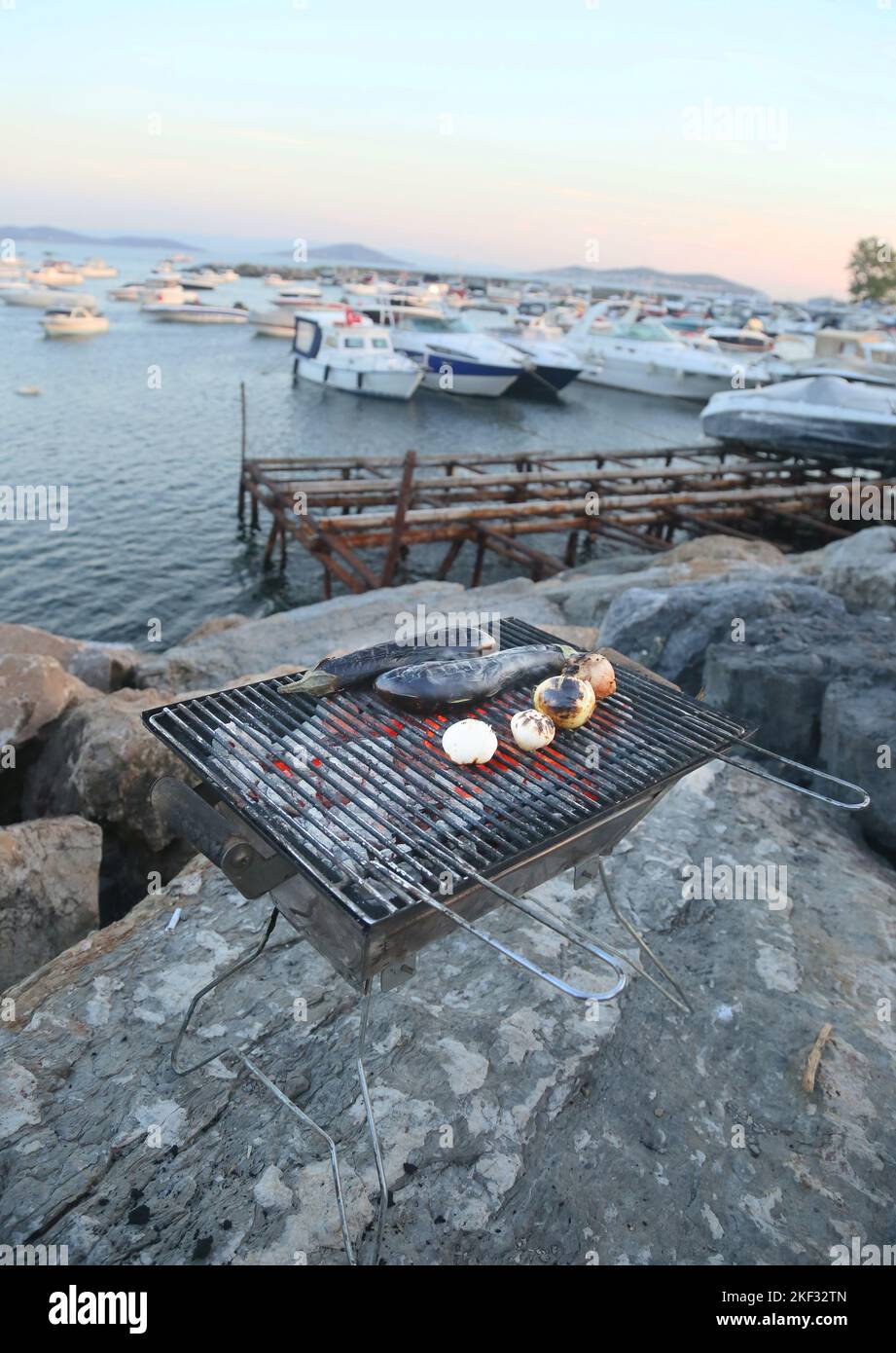Cucina vegetariana al barbecue nel porto turistico. Foto Stock