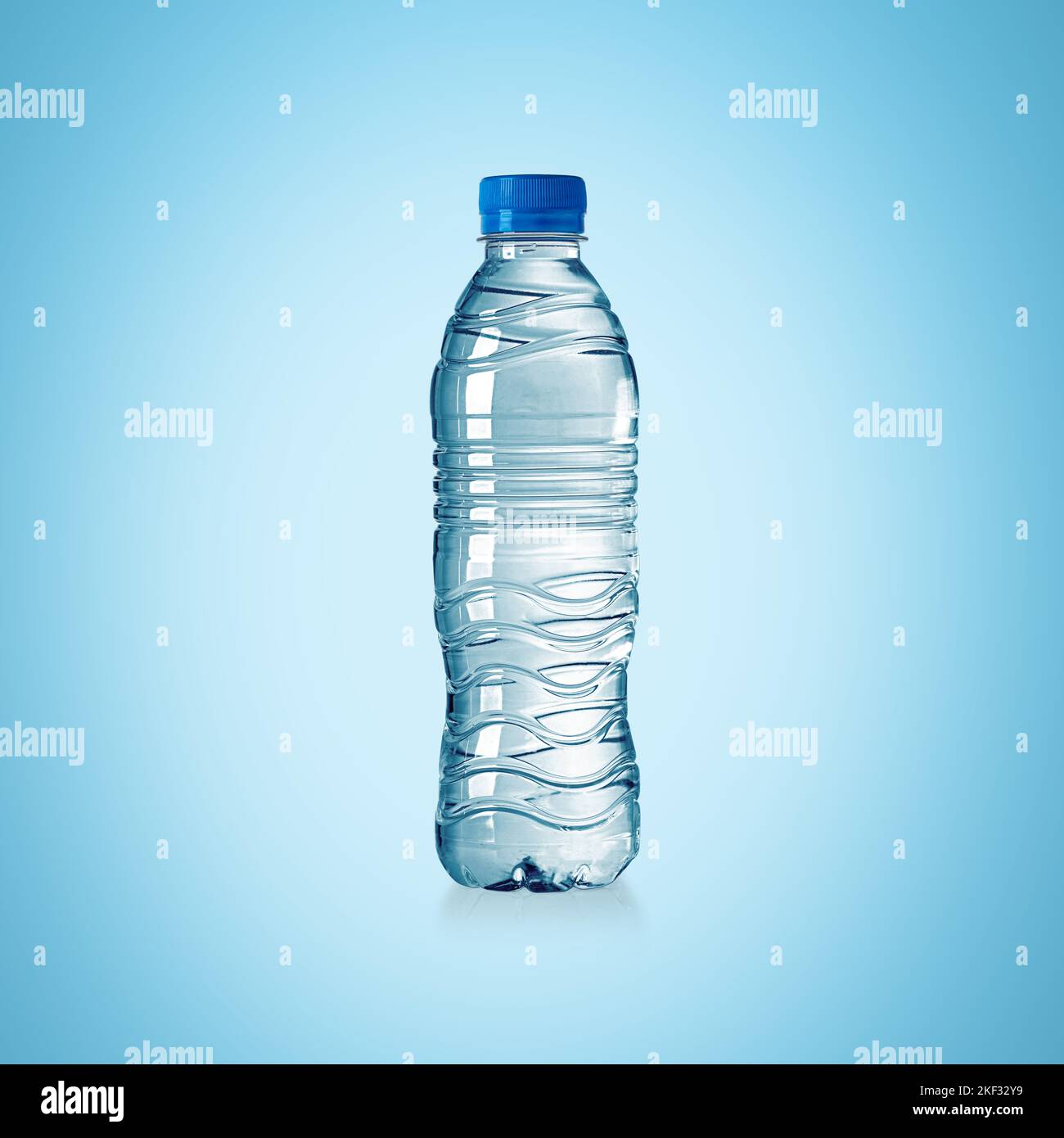 Bottiglia d'acqua in plastica isolata su sfondo blu, confezione del prodotto Foto Stock