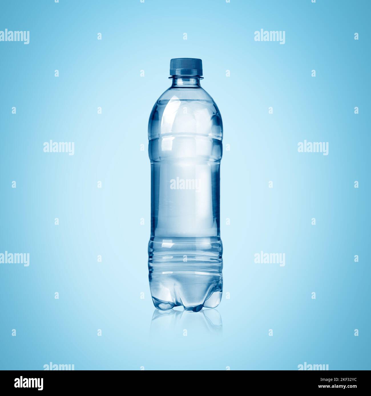 Bottiglia d'acqua in plastica isolata su sfondo blu, confezione del prodotto Foto Stock