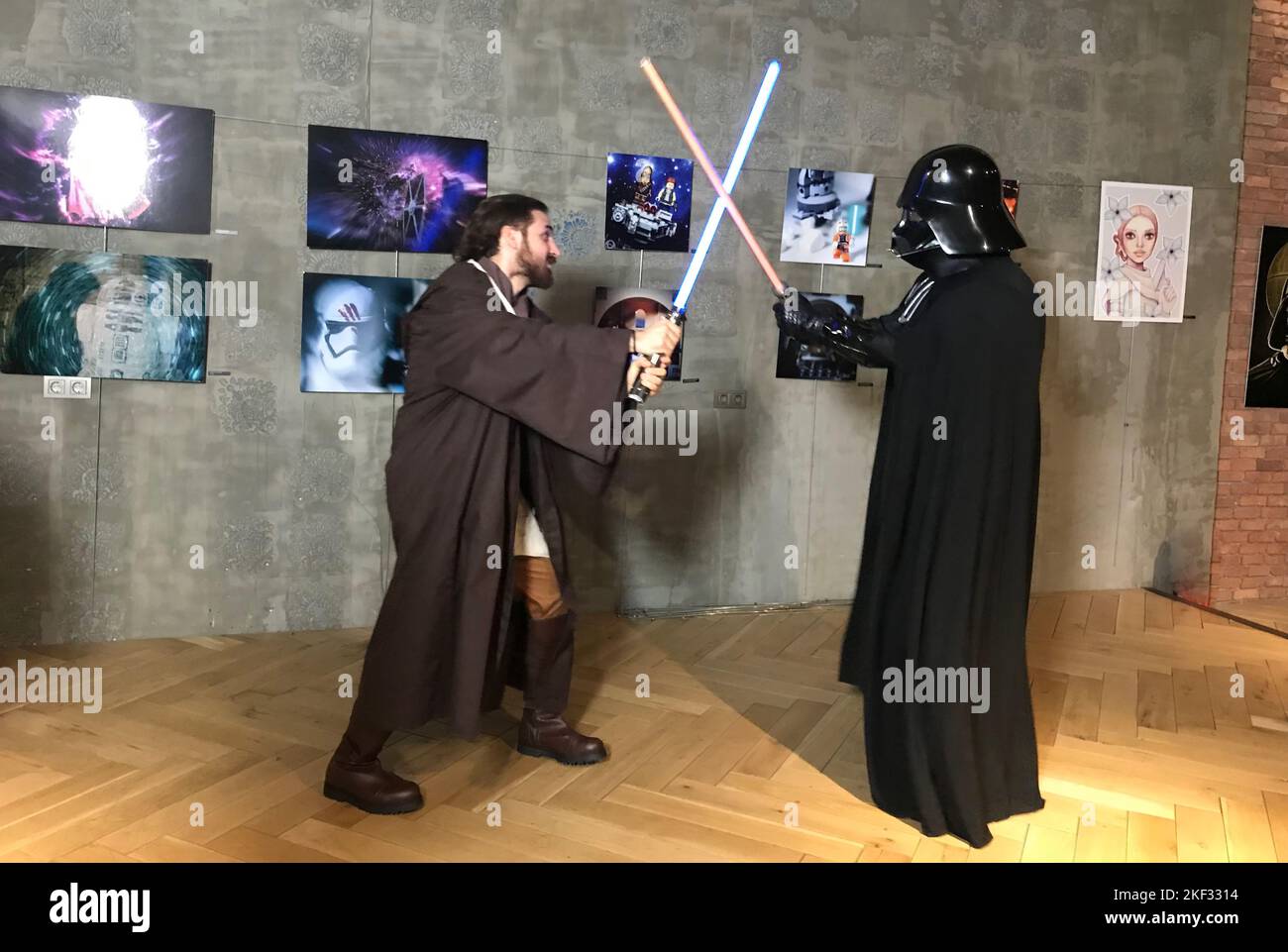 ISTANBUL, TURCHIA - 25 MAGGIO: I fan di Star Wars mostrano le loro spade alla prima del film Last Jedi il 25 maggio 2018 a Istanbul, Turchia. Foto Stock