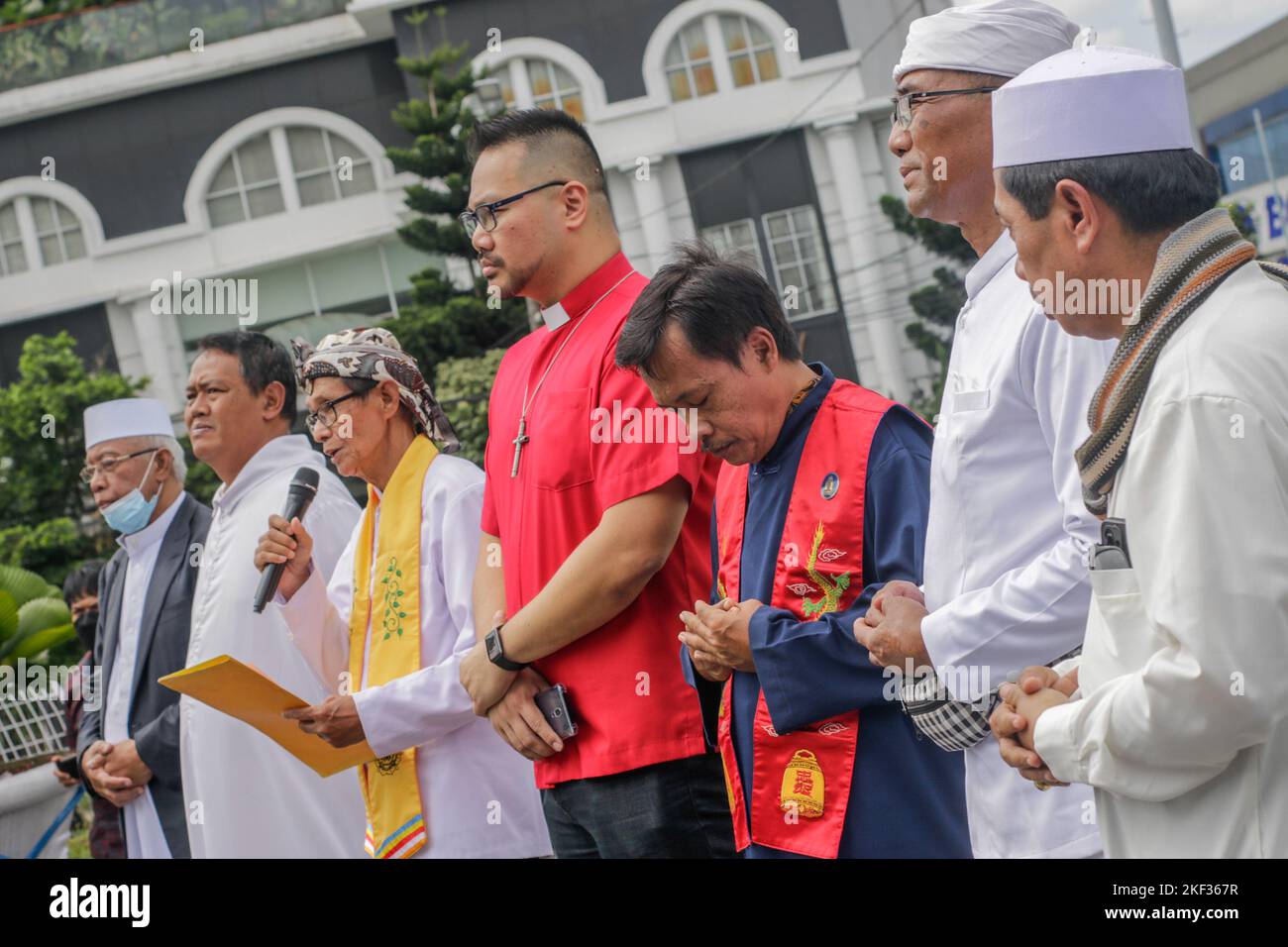 BOGOR, INDONESIA - 16 novembre 2022: Sei leader religiosi commemorano la Giornata Internazionale della tolleranza a Bogor City, Indonesia, 16 novembre 2022 Foto Stock