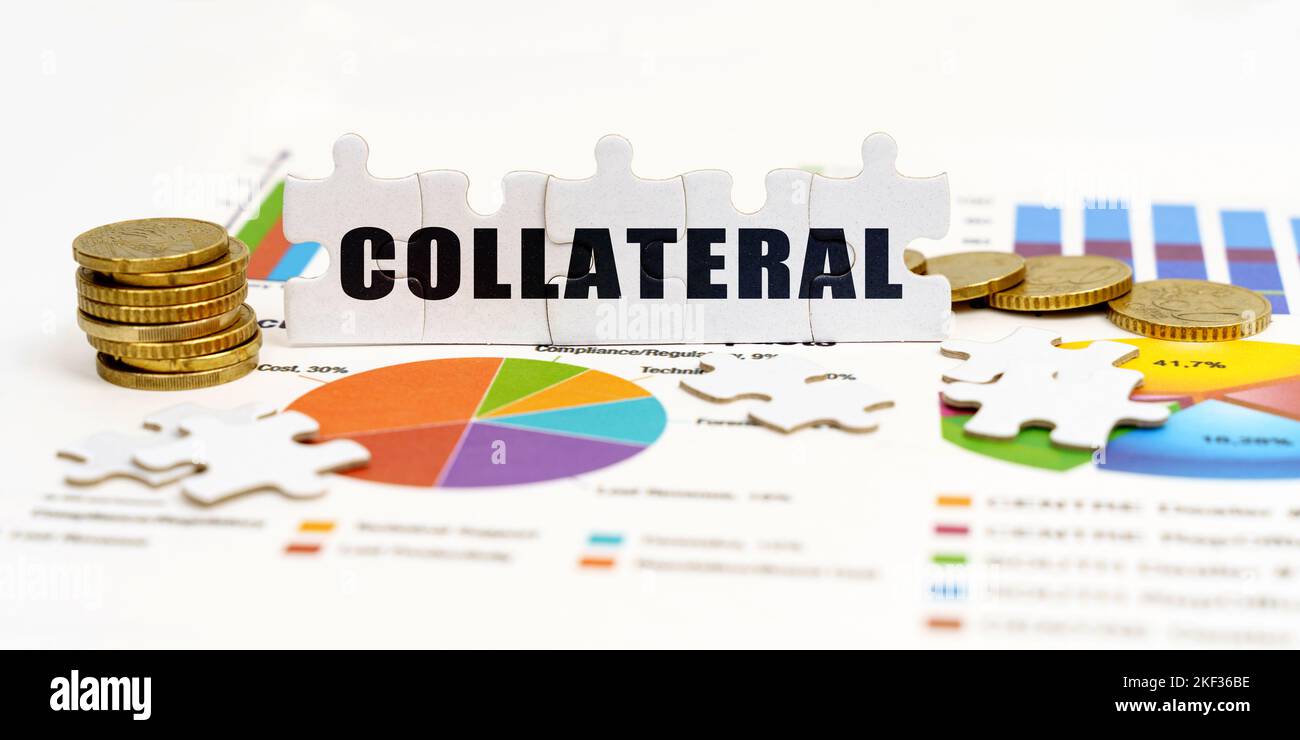 Business ed Economia. Ci sono monete e puzzle sulle carte finanziarie con l'iscrizione - COLLATERALE Foto Stock