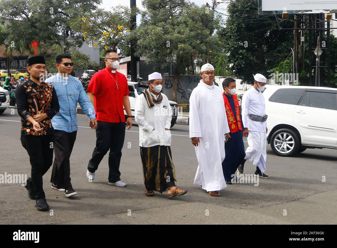 BOGOR, INDONESIA - 16 novembre 2022: Sei leader religiosi commemorano la Giornata Internazionale della tolleranza a Bogor City, Indonesia, 16 novembre 2022 Foto Stock