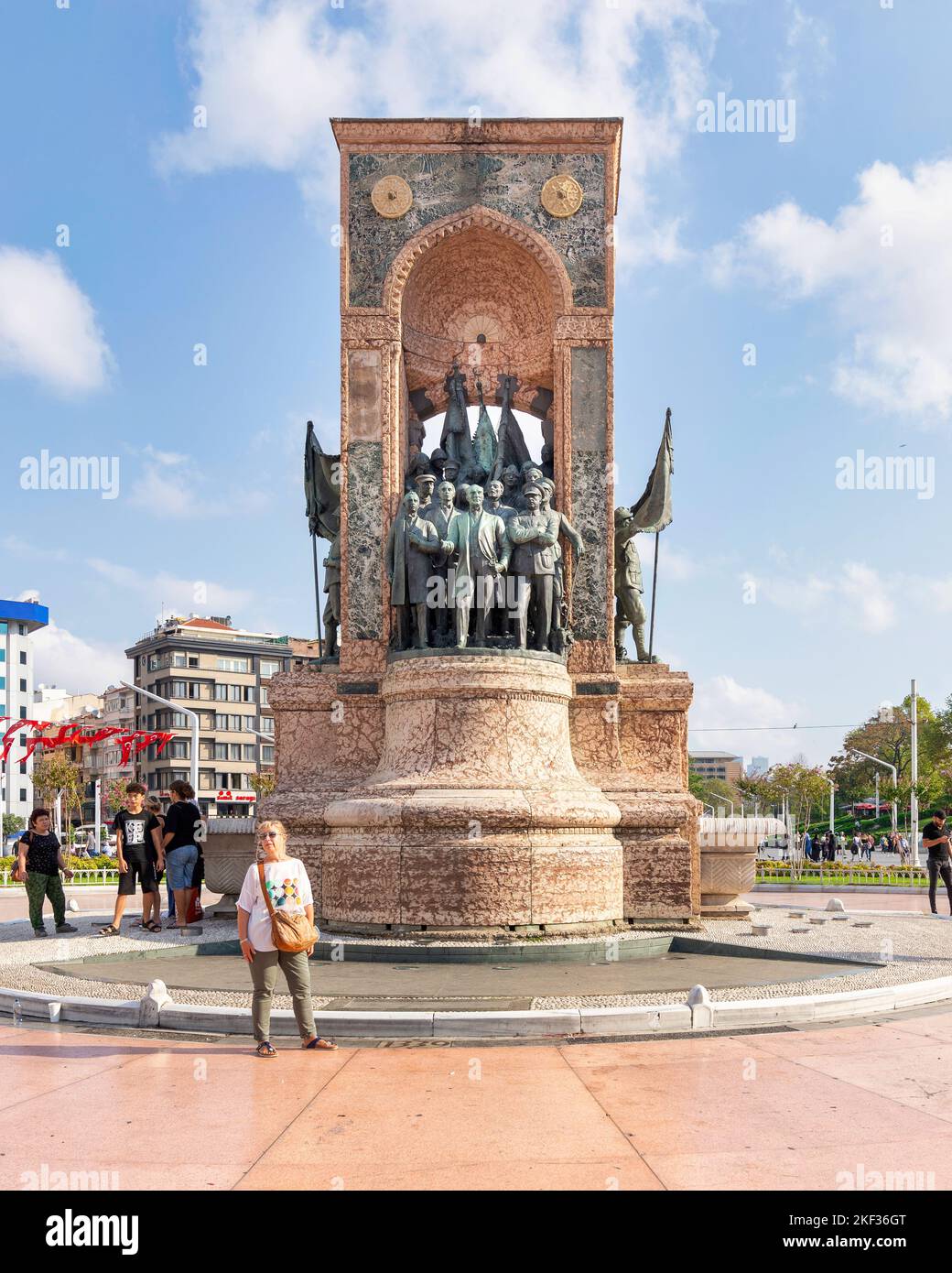 Istanbul, Turchia - 2 settembre 2022: Monumento alla Repubblica, o statua di Cumhuriyet Aniti, a Piazza Taksim, in una giornata estiva di sole Foto Stock