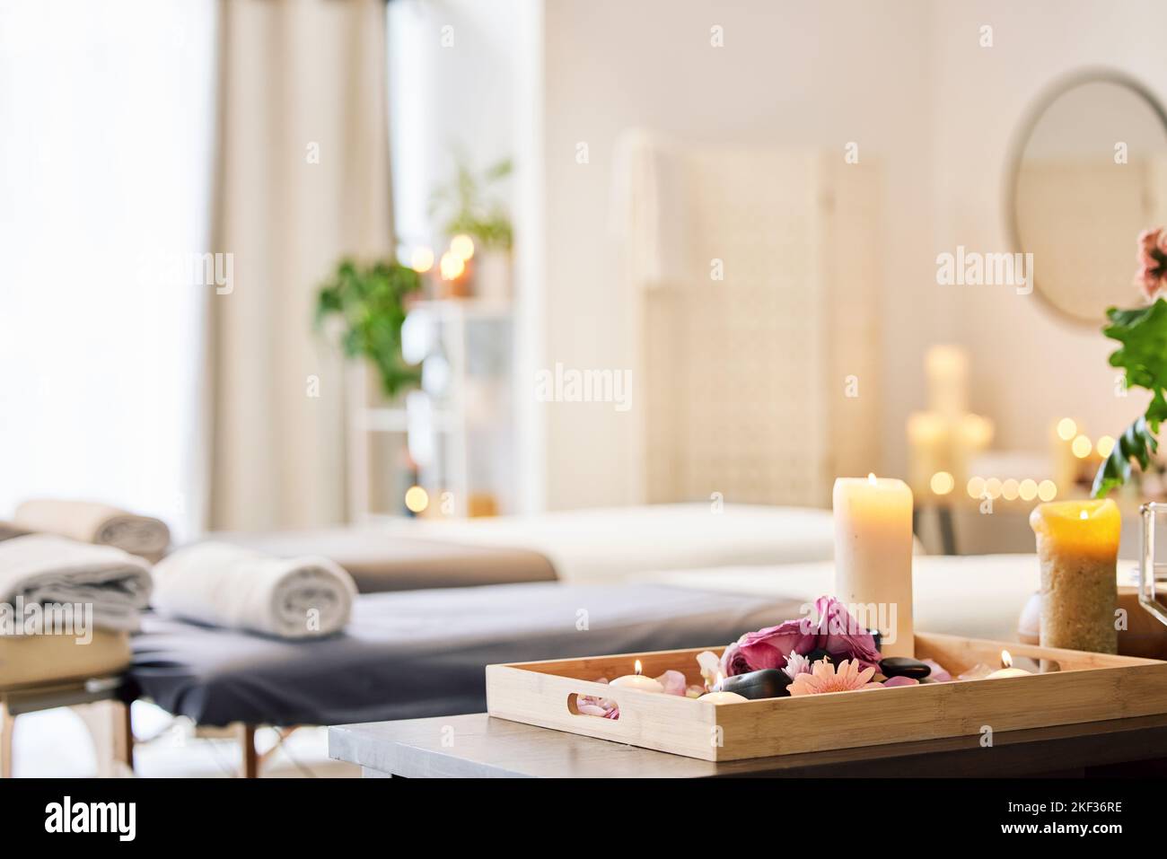Candela, spa e relax con trattamento di aromaterapia in un vassoio in una  stanza per il