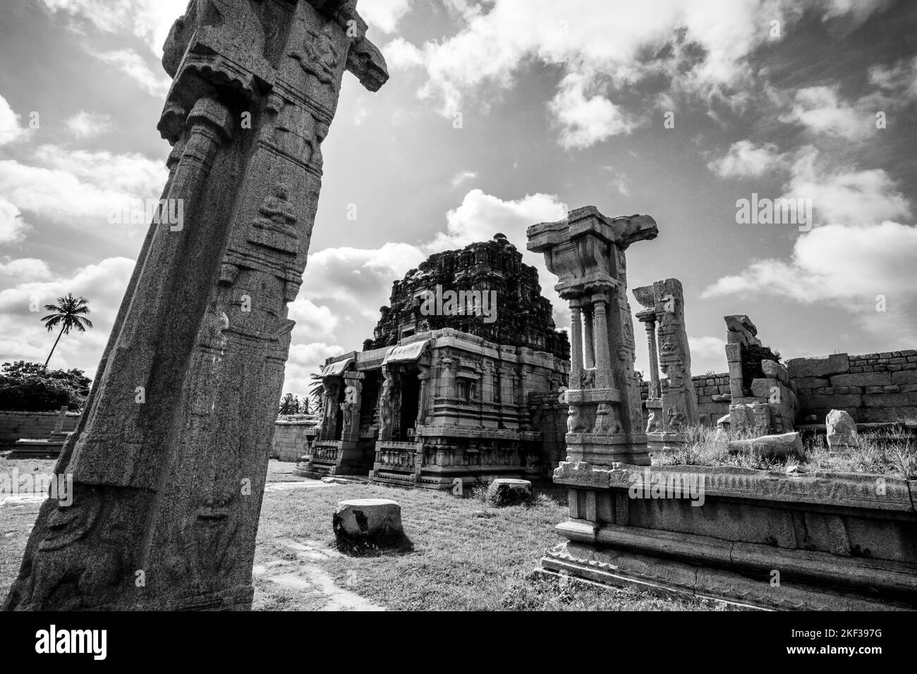 Rovine del tempio di Achyutaraya, sito patrimonio dell'umanità dell'UNESCO a Hampi, India Foto Stock