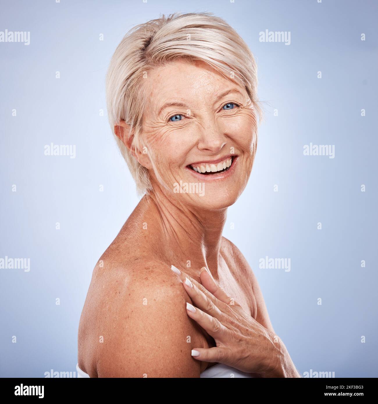 Senior, cura della pelle e ritratto di bellezza di una donna anziana sentirsi felice di salute della pelle viso. Modellare il volto con cosmetici, dermatologia e sorriso Foto Stock