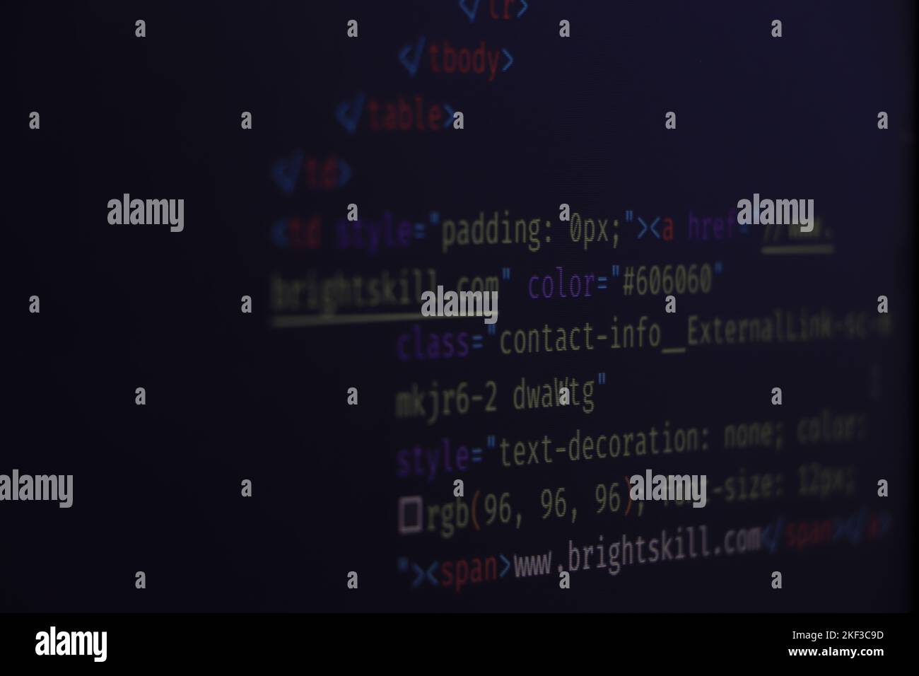 Codice HTML del sito Web in visualizzazione browser su sfondo blu. Codice di programmazione dello sviluppatore software. Foto Stock