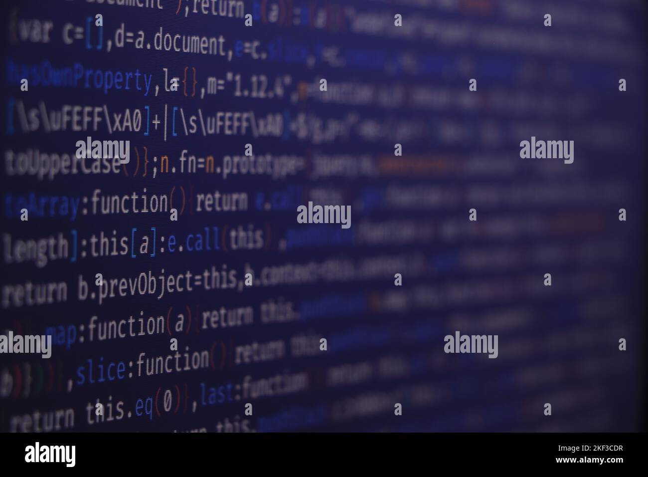 Codice di programmazione su sfondo nero. Si tratta di codice HTML e JavaScript con script e funzioni evidenziati. Script sul computer con codice sorgente - scr Foto Stock