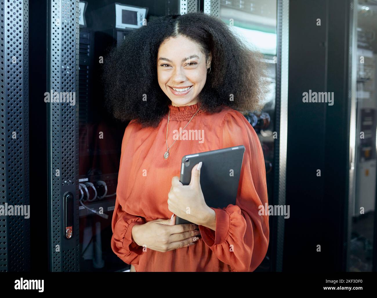 Tecnologia, dati e donna con sala server tablet con un sorriso nella carriera per la futura innovazione di Internet. Tecnico signora o ingegnere che esegue la manutenzione Foto Stock