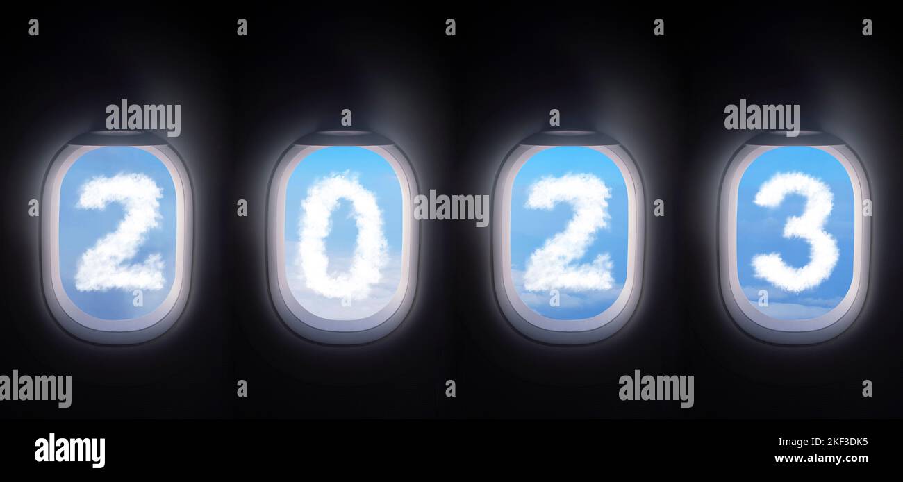nuvola 2023 al di fuori della finestra dell'aereo per celebrare il nuovo anno, quattro finestre dell'aereo aprono l'otturatore bianco della finestra largo con la vista blu del cielo e la nuvola bianca i Foto Stock