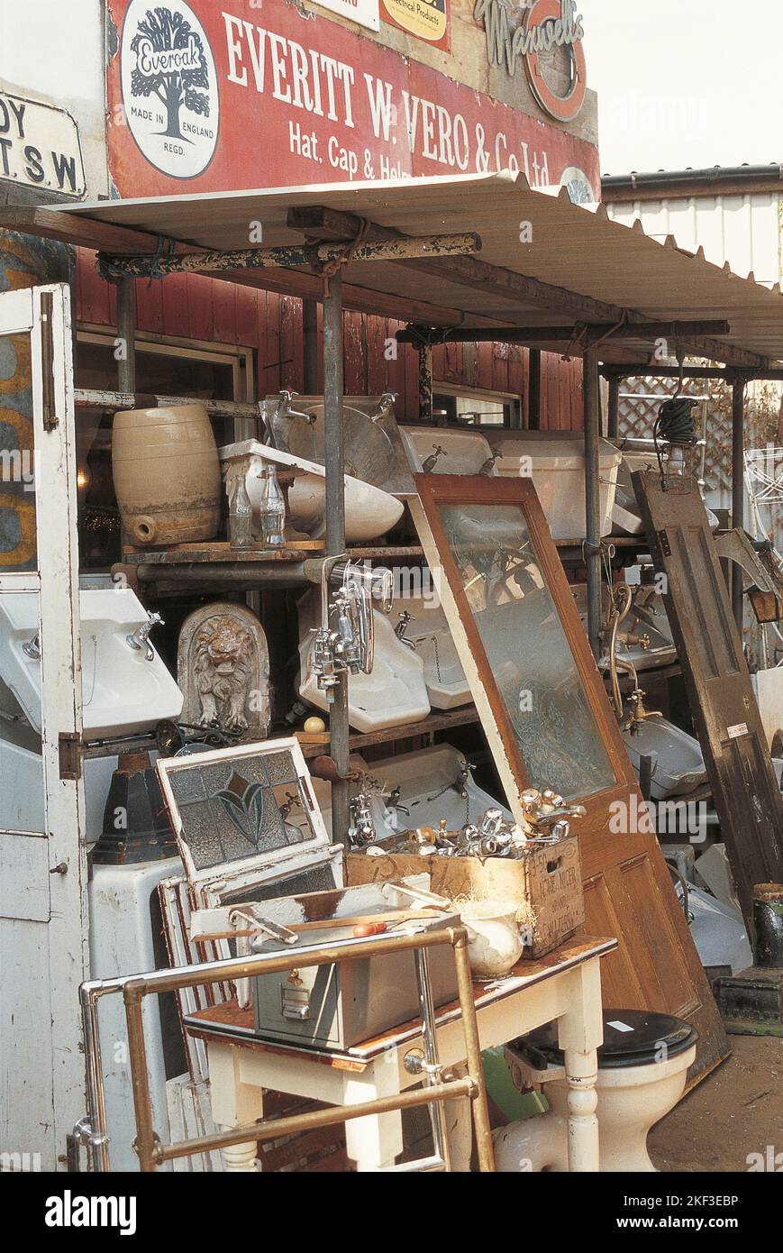 Una gamma di materiali riciclati presso il rivenditore di materiali di scarto architettonici Foto Stock