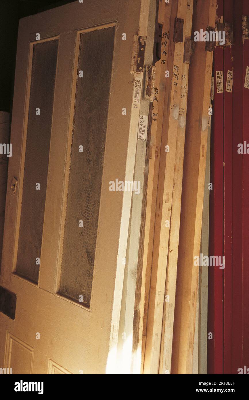 Porte danneggiate presso un concessionario di rottami architettonici Foto Stock